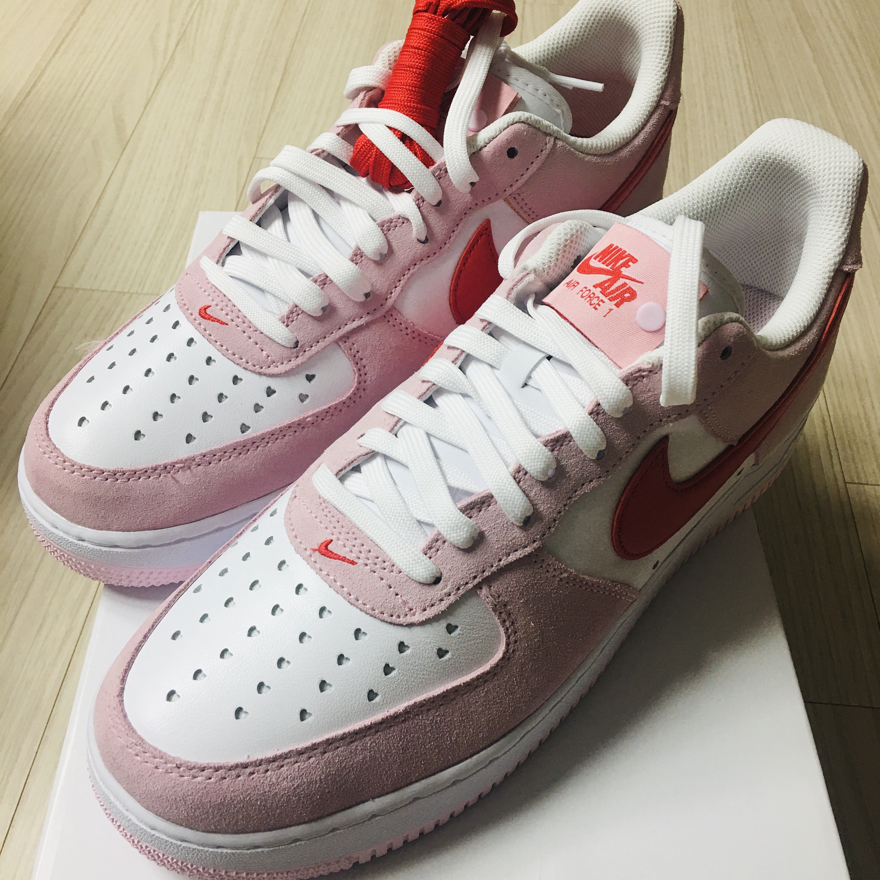 Nike Air Force 1 '07 QS Valentine's Day 착용 스타일 - 2
