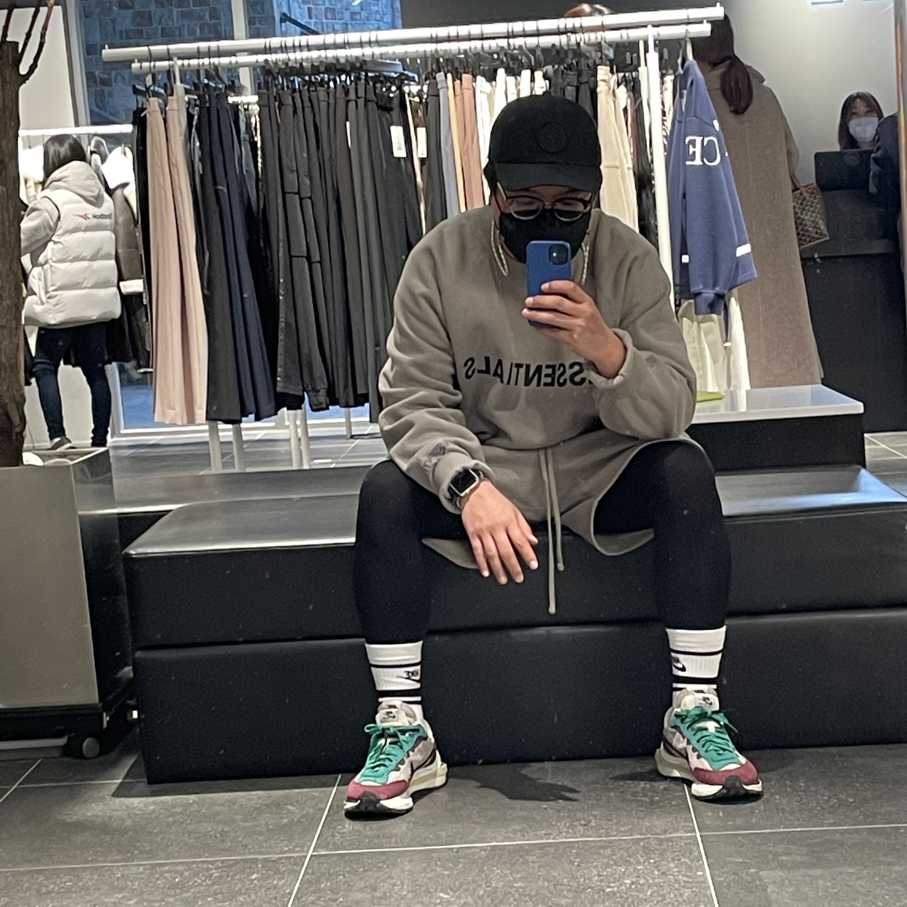 Nike x Sacai VaporWaffle String & Black Villain Red, Essentials 3D Silicon Applique Crewneck Moss - 20FW 착용 스타일