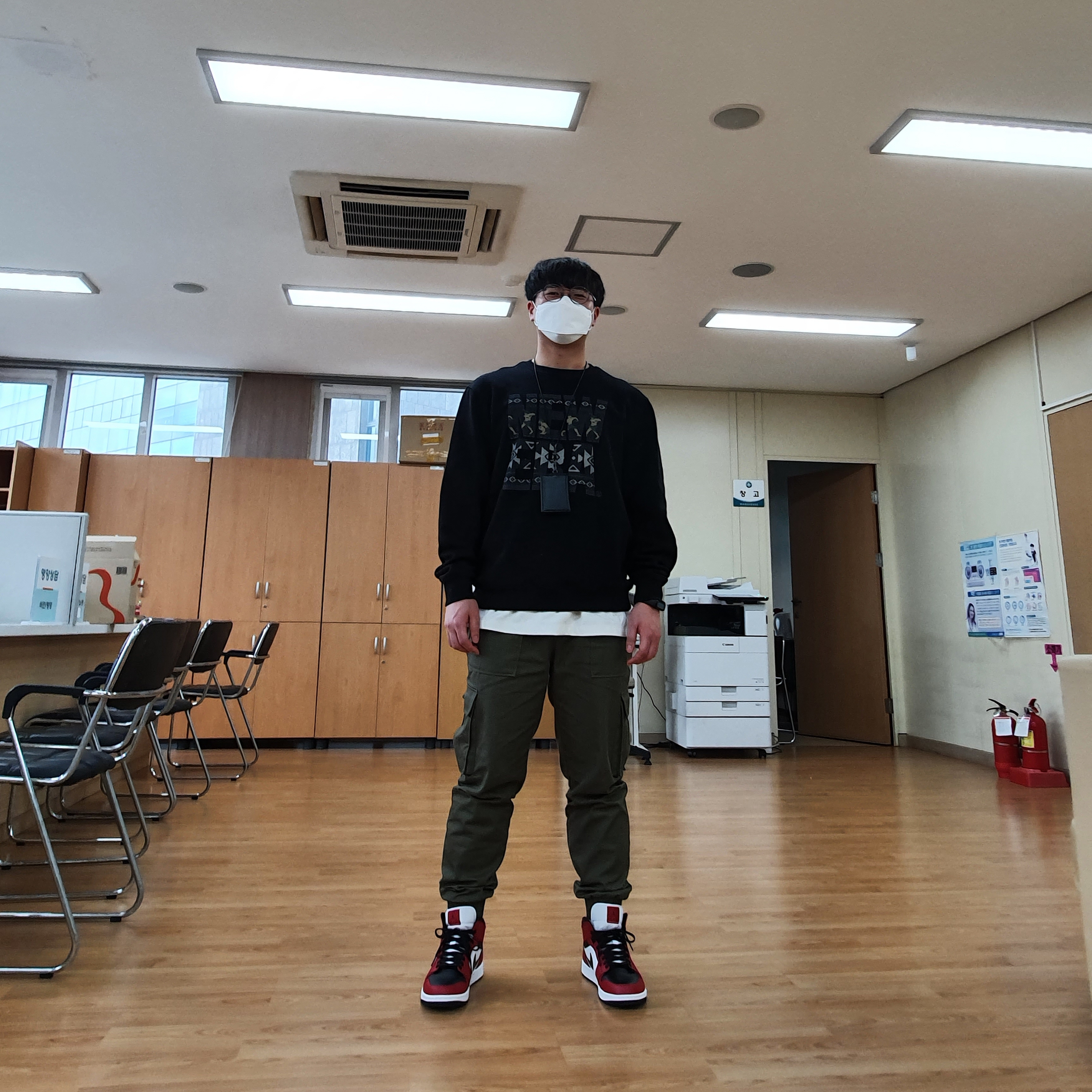 Jordan 1 Mid Chicago Black Toe 착용 스타일 - 3