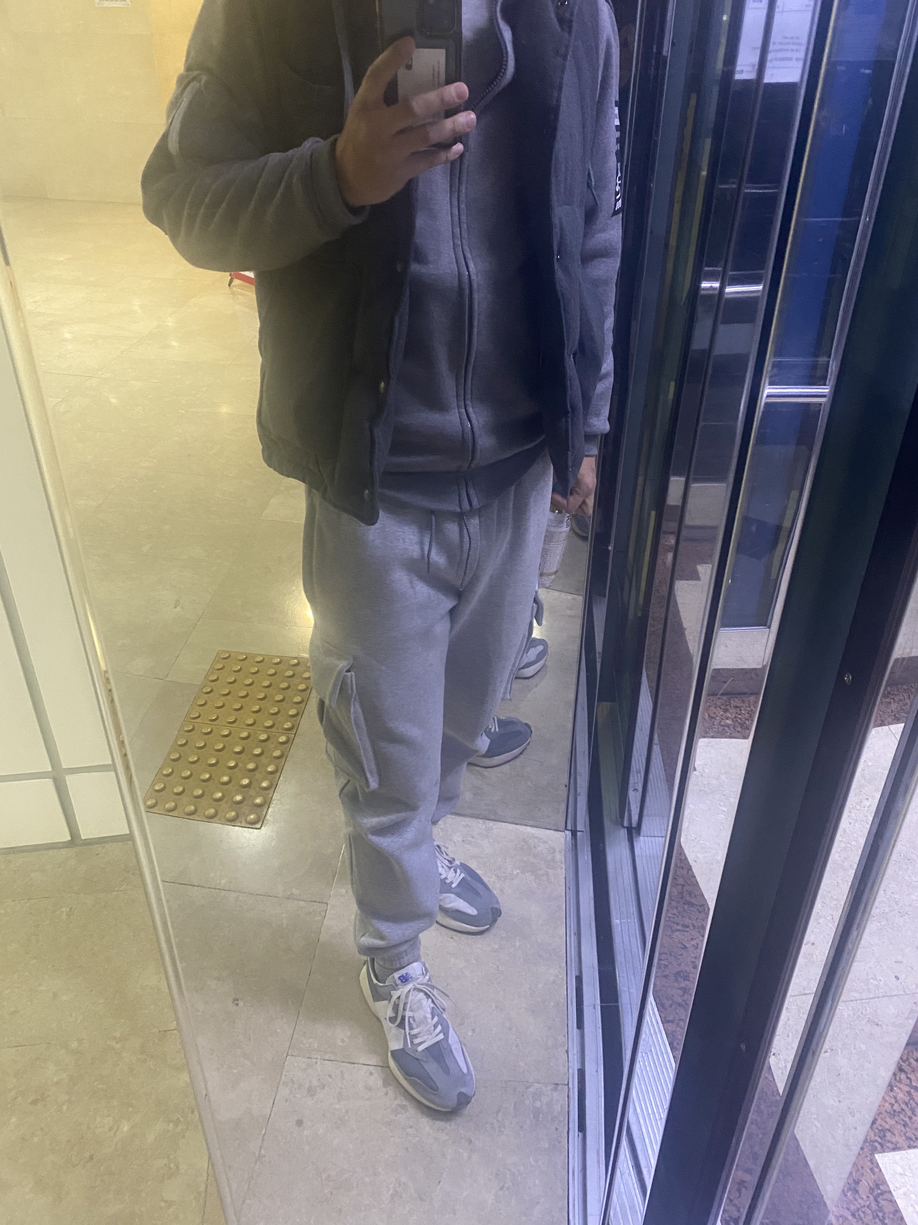 New Balance 327 Grey 착용 스타일 - 2