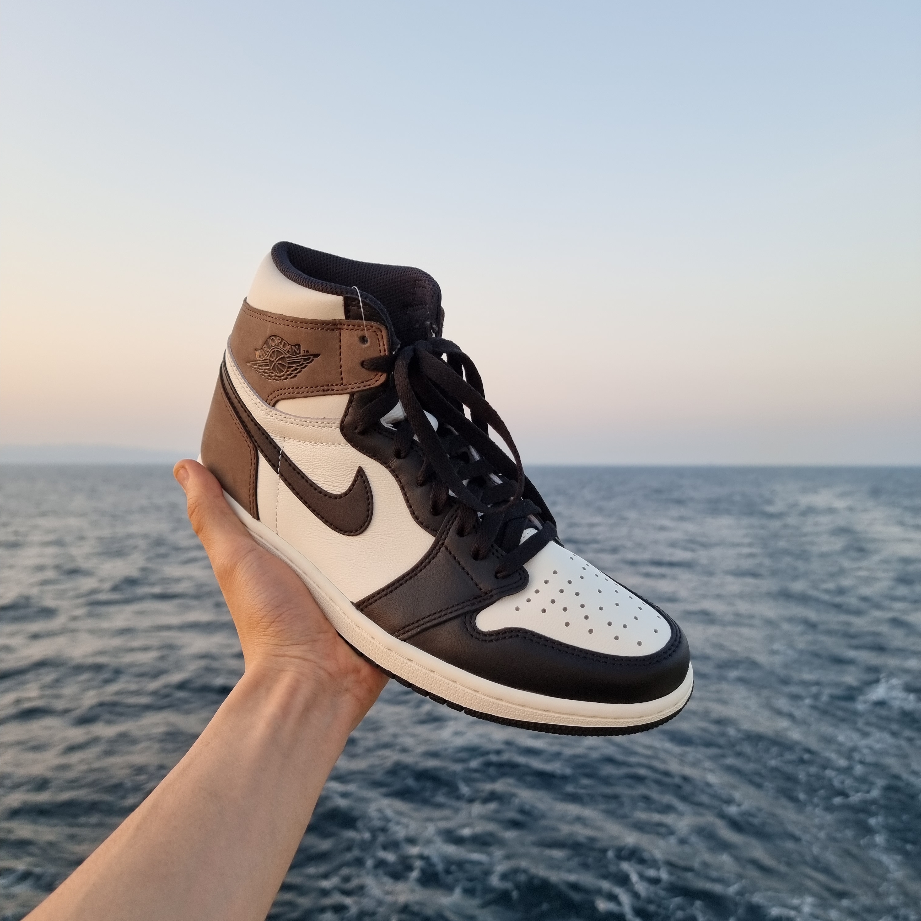 Jordan 1 Retro High OG Black Mocha 착용 스타일 - 3