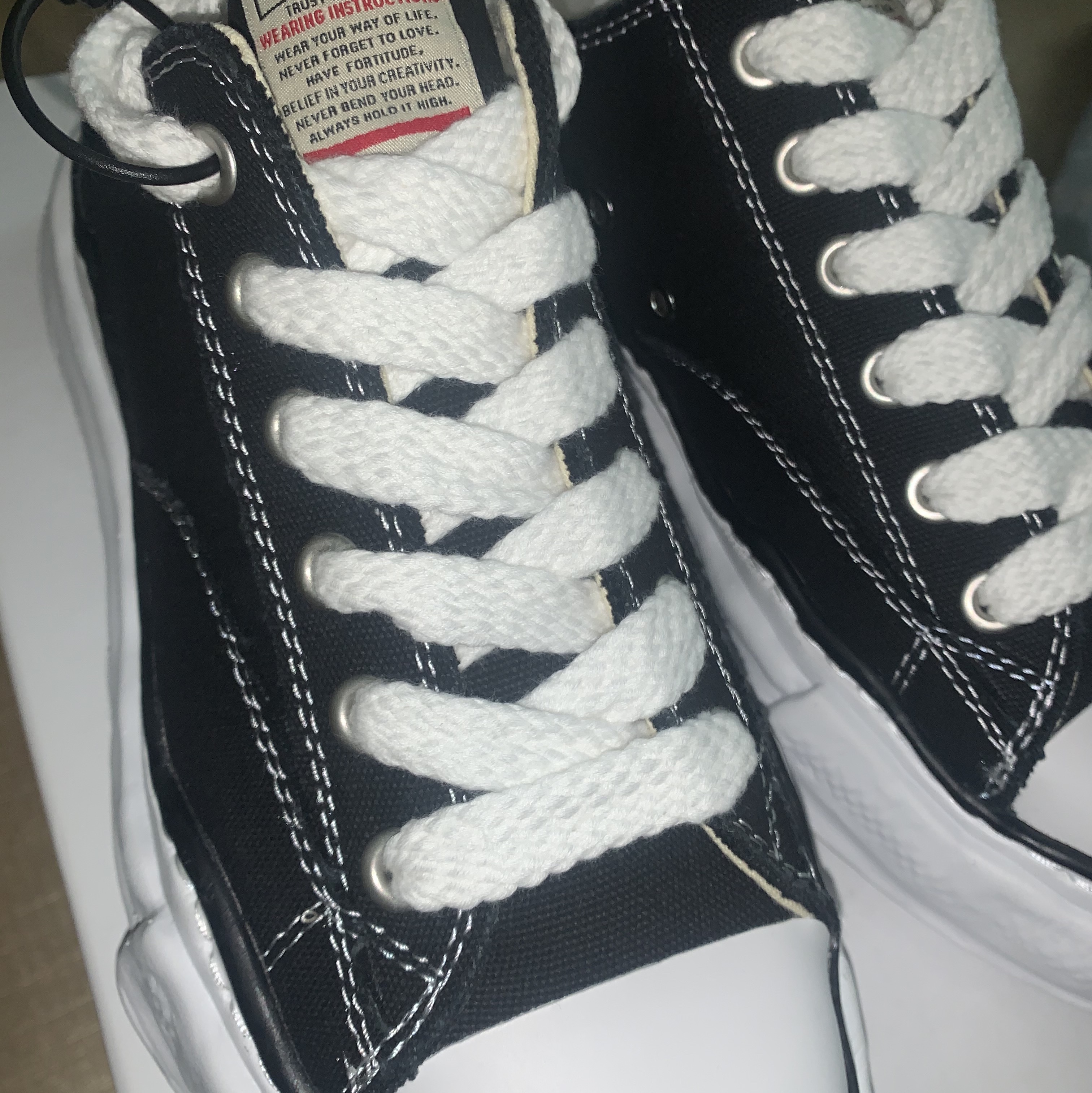 Converse x JW Anderson Run Star Hike Hi Black, Maison Mihara Yasuhiro Peterson OG Sole Canvas Low Sneakers Black 착용 스타일 - 2
