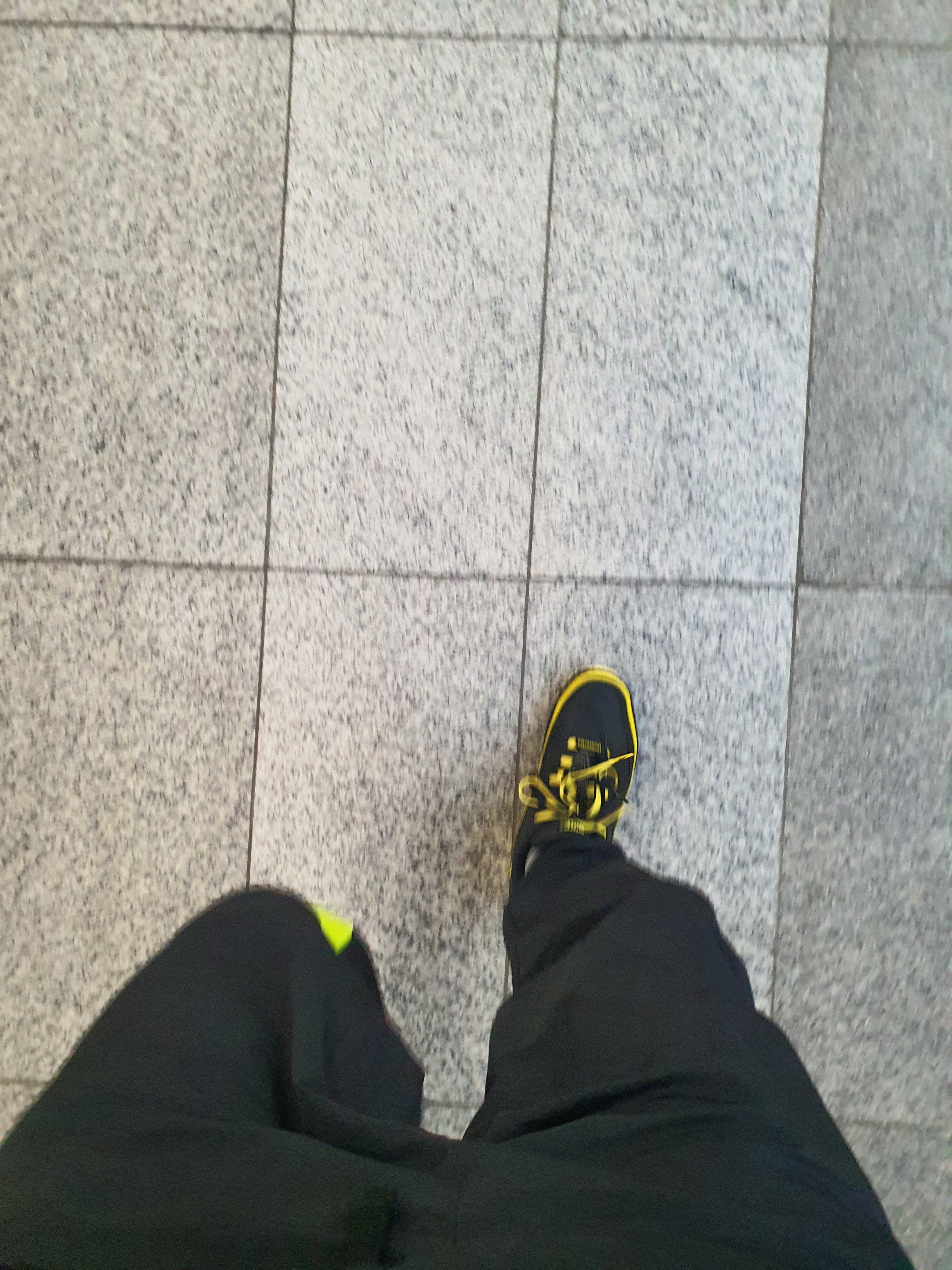 Nike x Undefeated Air Max 90 Black Optic Yellow 착용 스타일 - 3