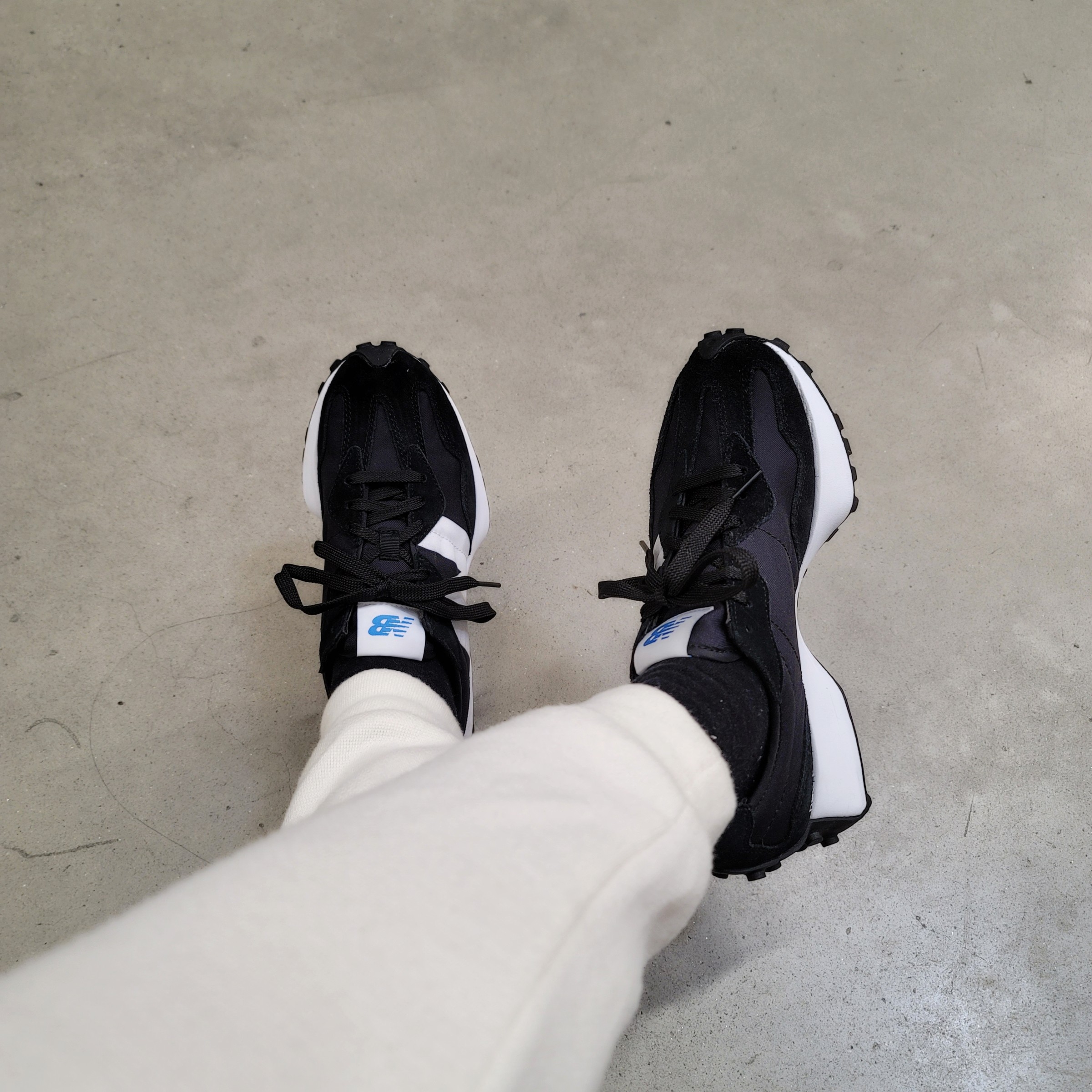 New Balance 327 Black 착용 스타일 - 5