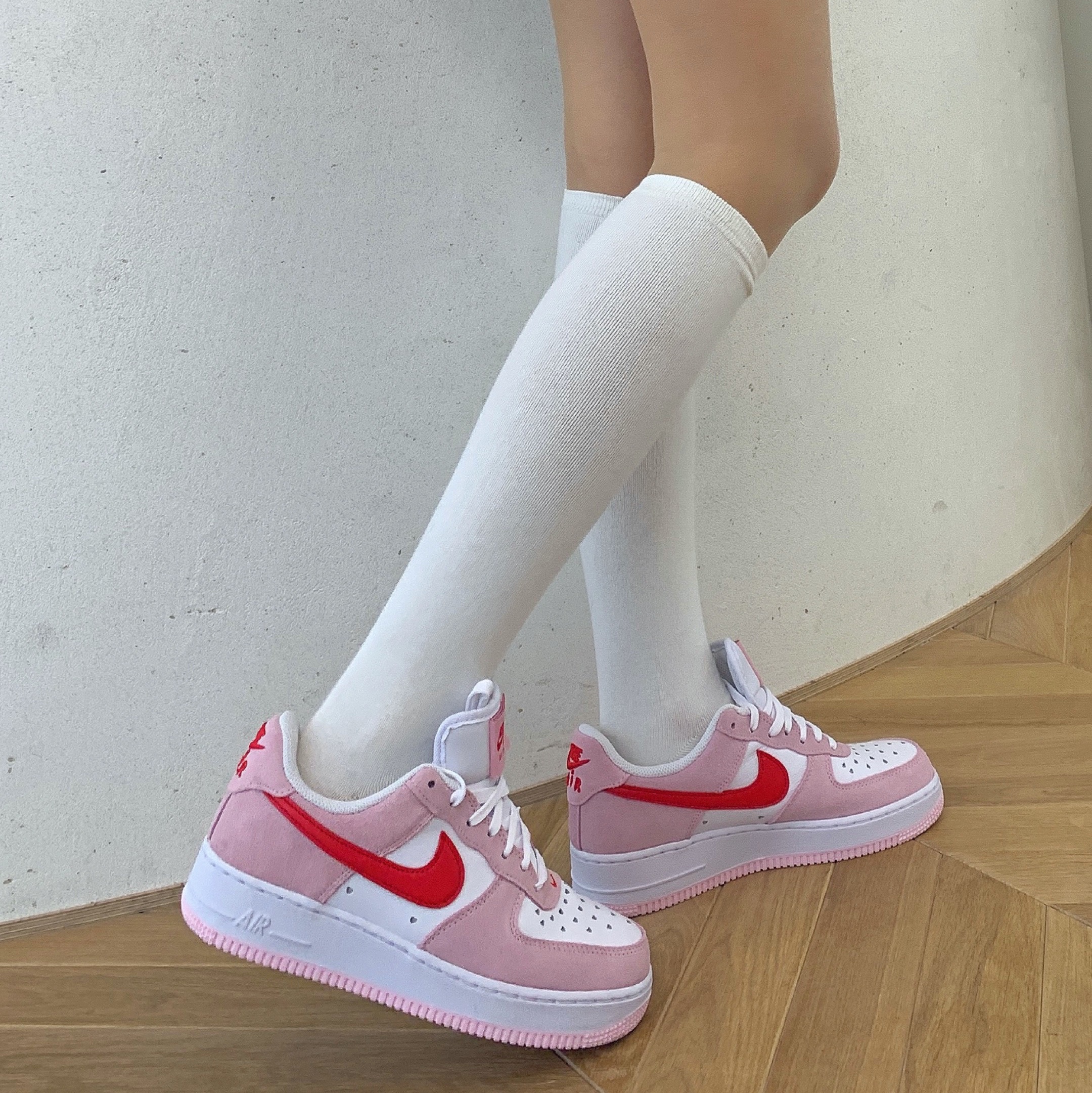 Nike Air Force 1 '07 QS Valentine's Day 착용 스타일 - 2