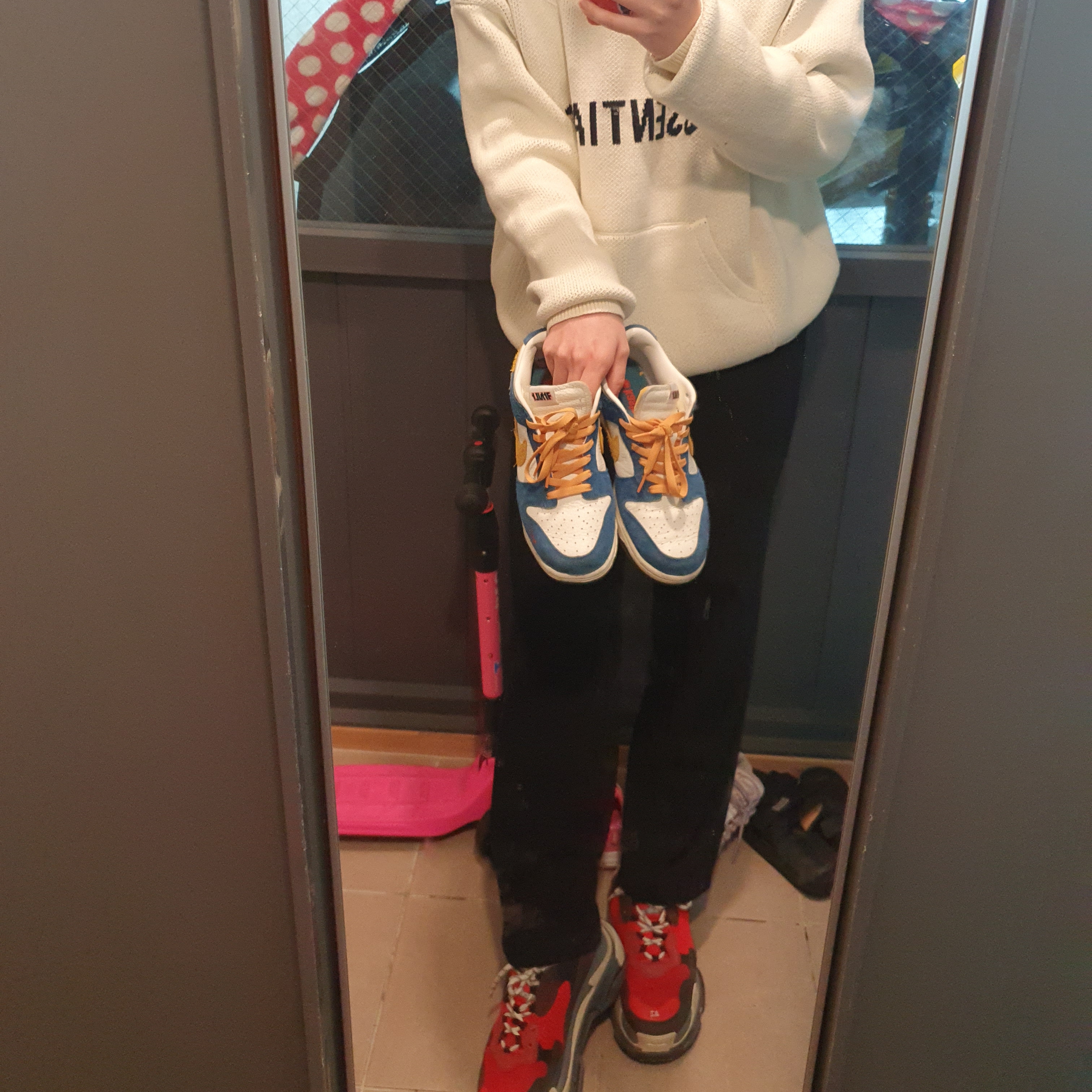 Balenciaga Triple S Red Black 2018, Nike x Kasina Dunk Low 80's Bus 착용 스타일