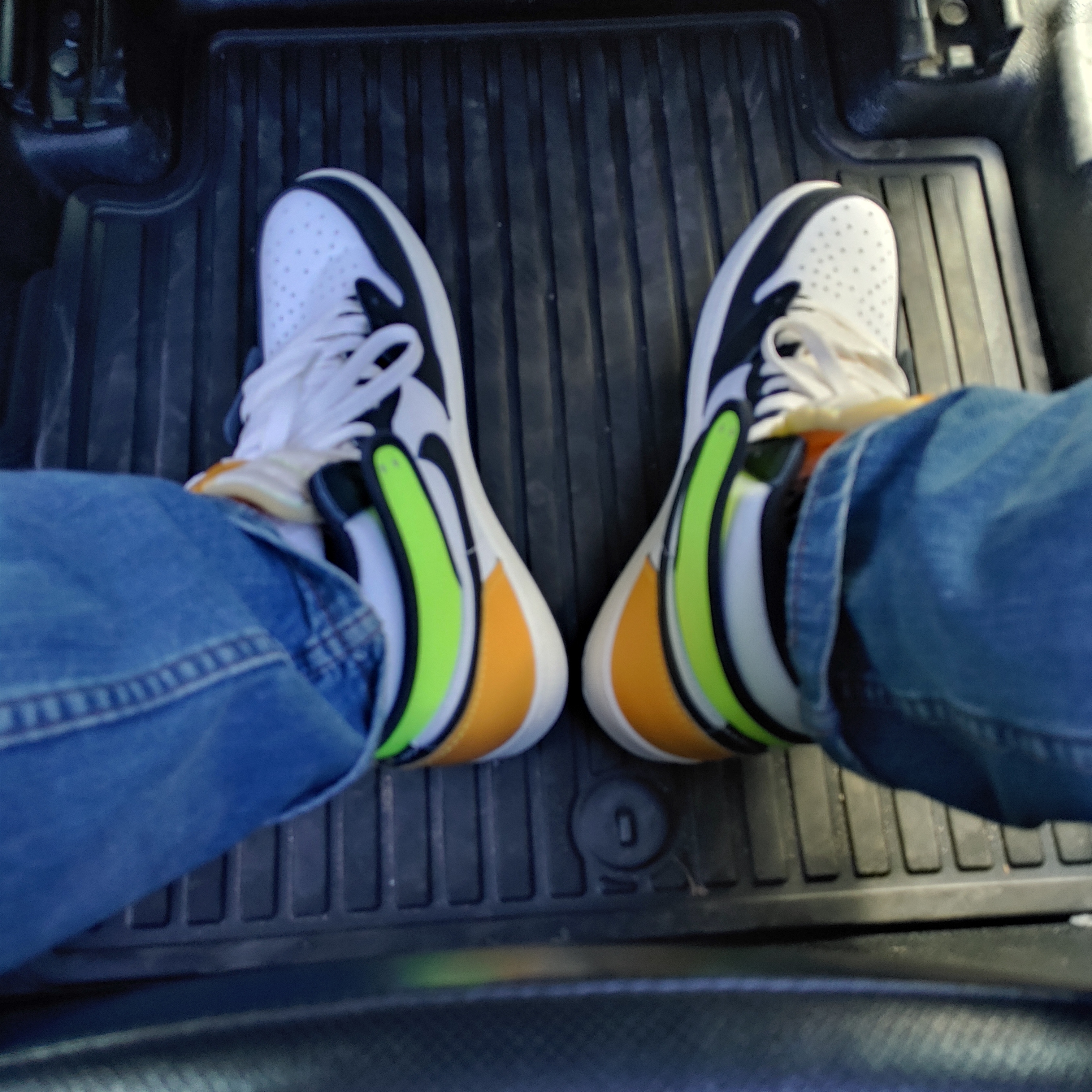 Jordan 1 Retro High OG Volt Gold 착용 스타일