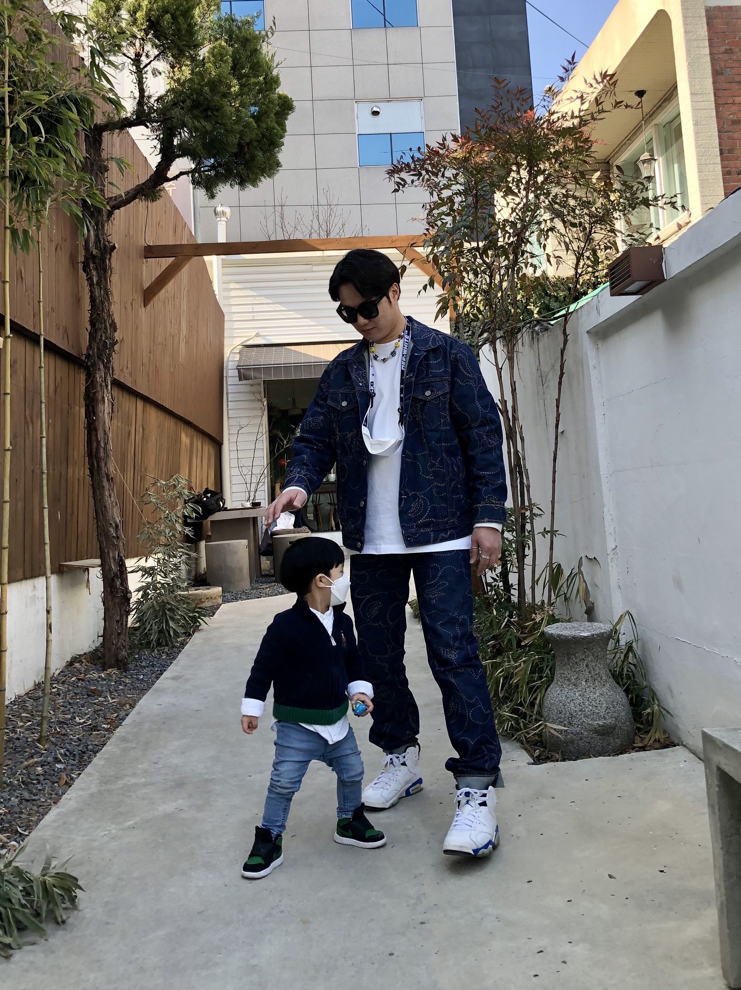 Jordan 6 Retro Sport Blue 2014, BAPE x Levi's Camo Trucker Jacket Indigo 착용 스타일 - 4