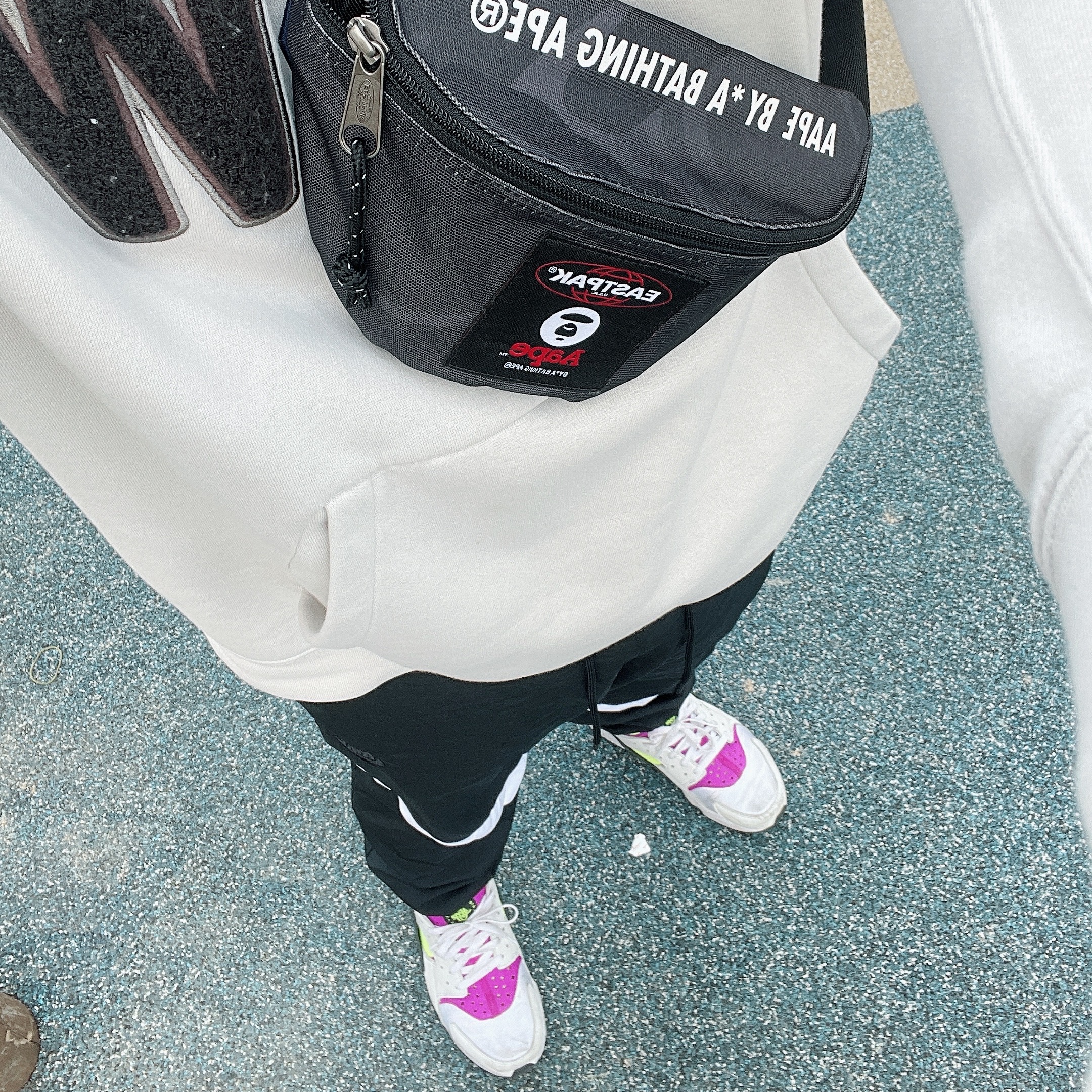 Nike Air Huarache Run Neon Magenta 착용 스타일