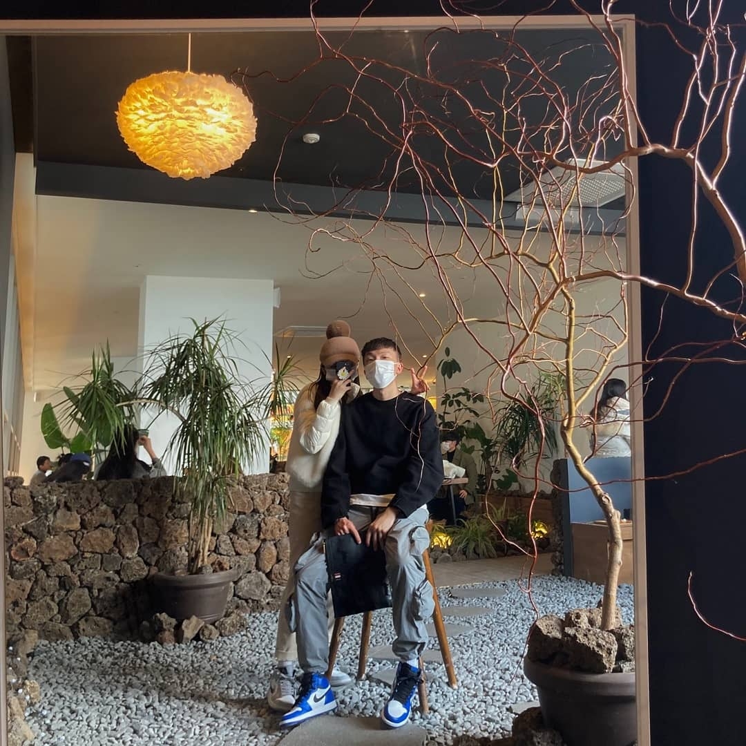 Jordan 1 Retro High Game Royal, Jordan 1 Mid Light Smoke Grey 착용 스타일