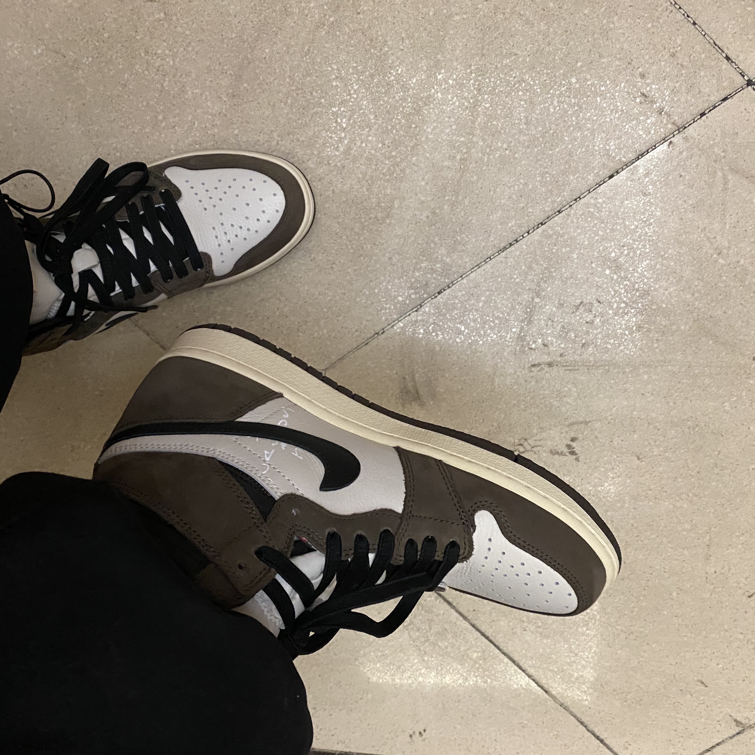 Jordan 1 x Travis Scott Retro High OG SP Mocha 착용 스타일 - 2