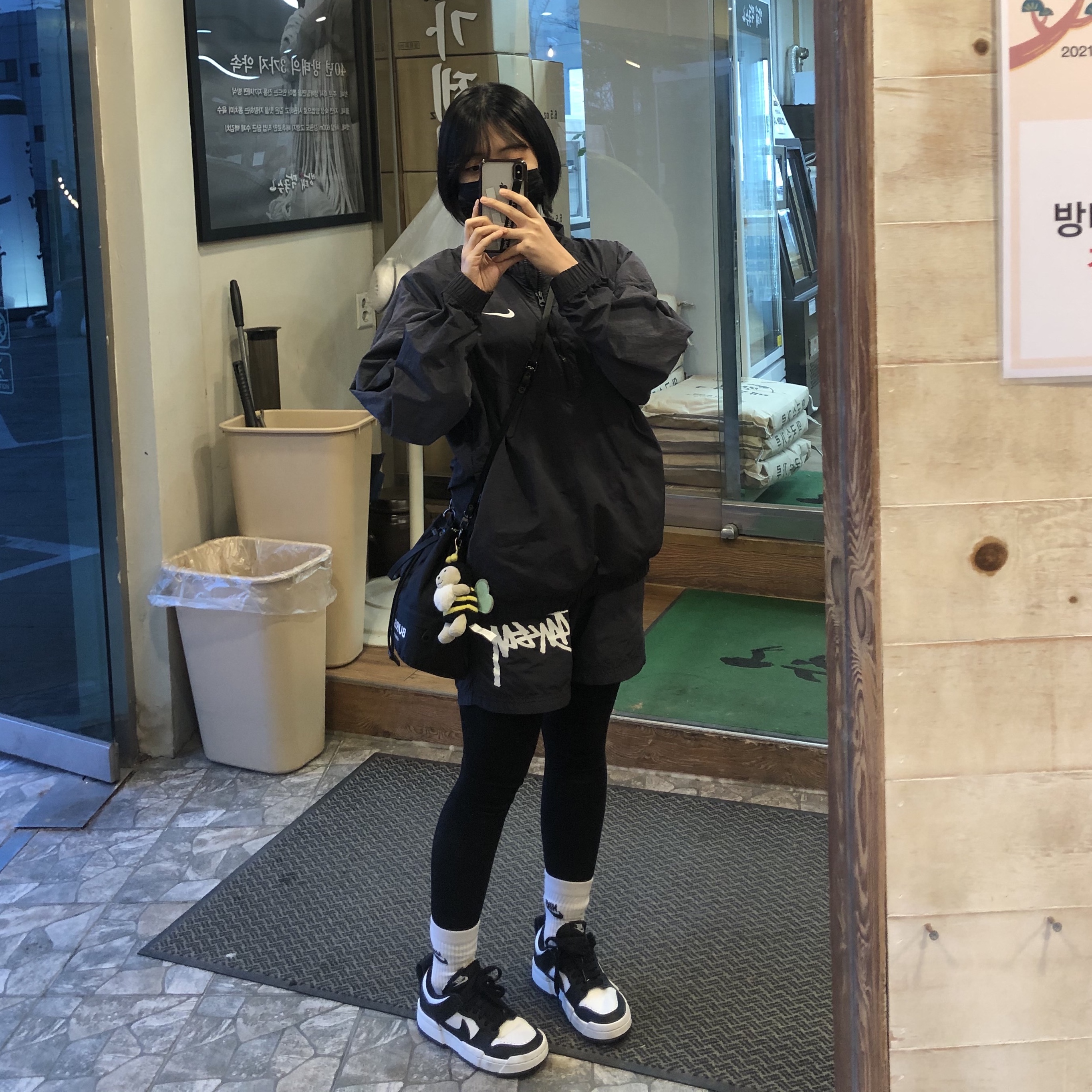 (W) Nike Dunk Low Disrupt Black White, Nike x Stussy Windrunner Jacket Off Noir 착용 스타일