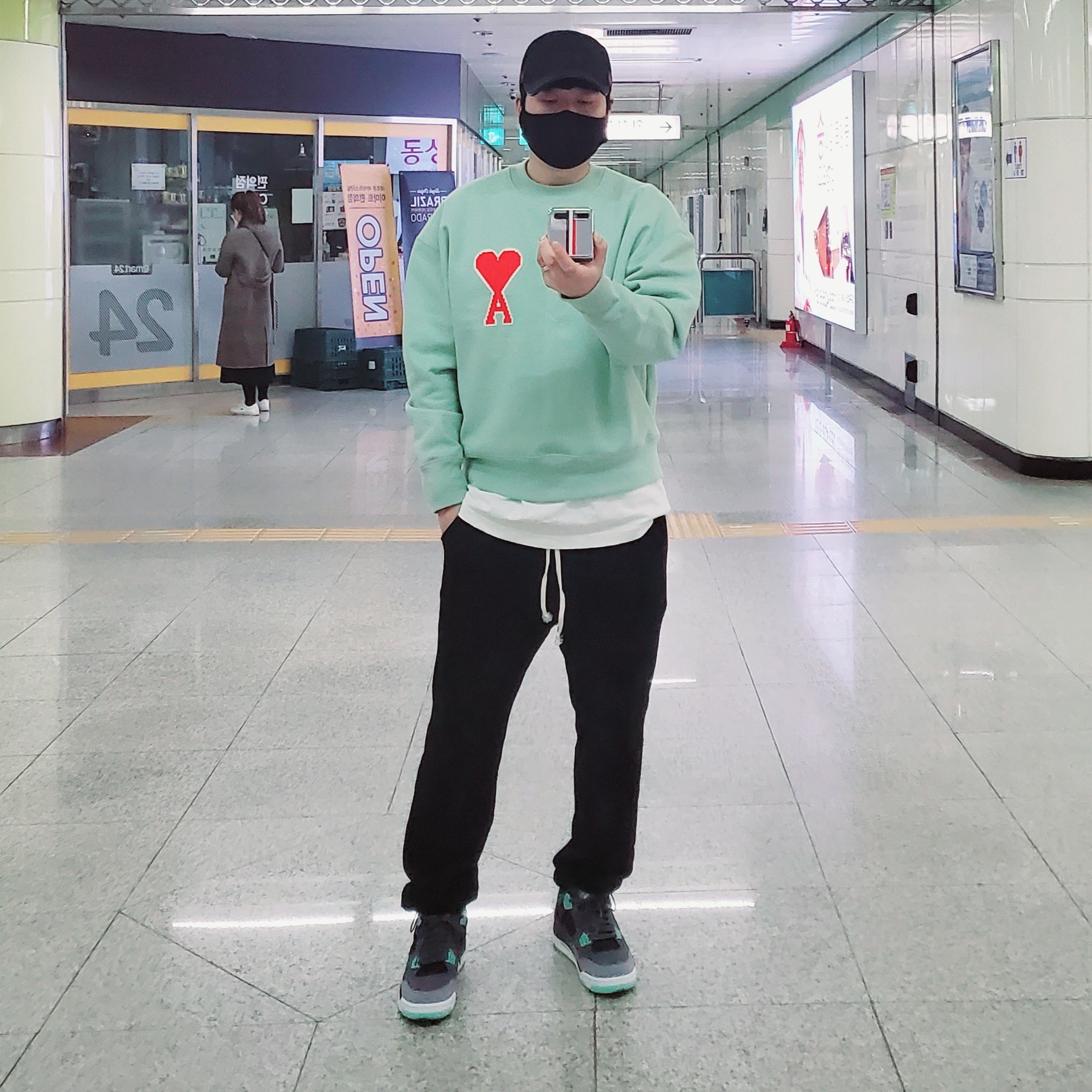 Jordan 4 Retro Green Glow 착용 스타일 - 1