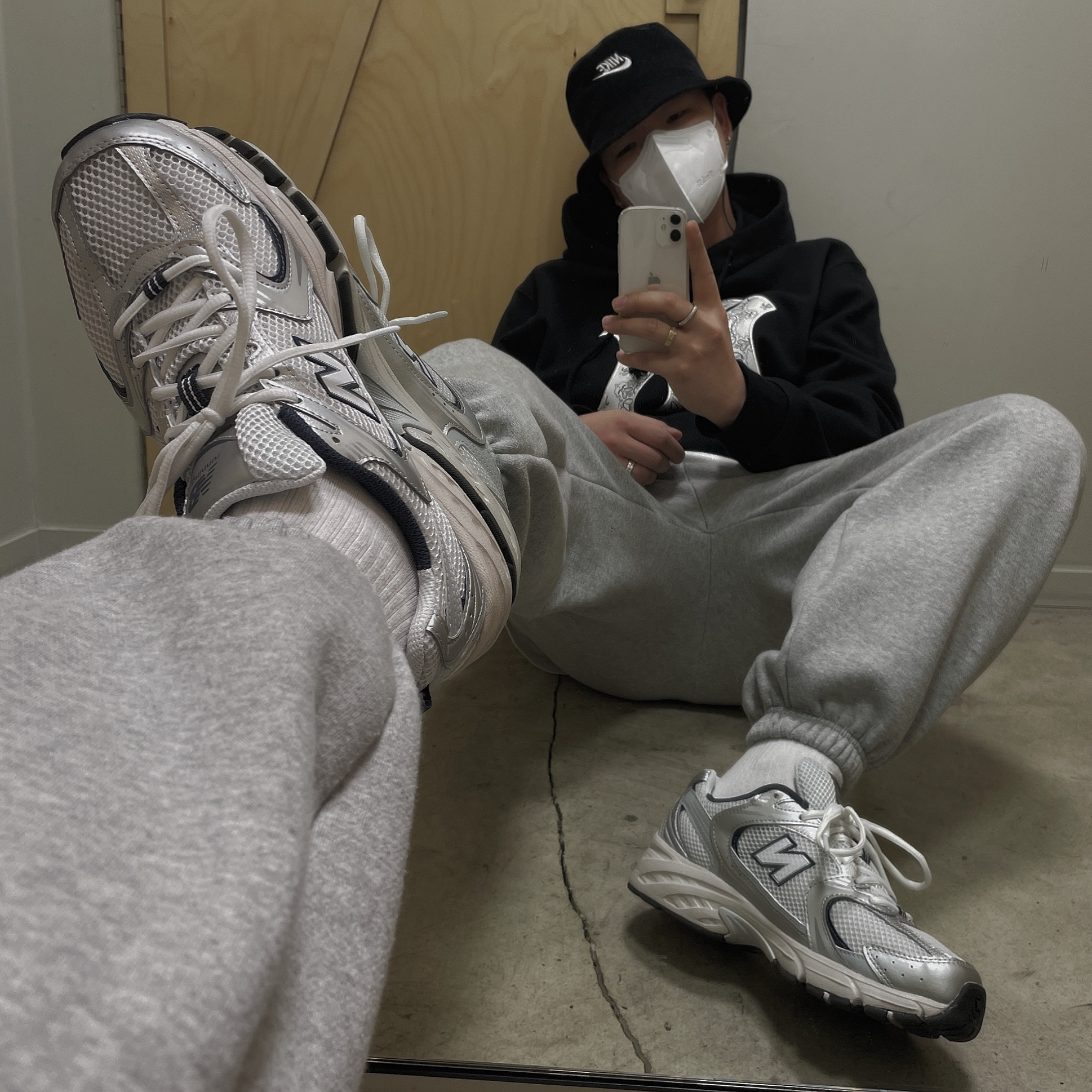 New Balance 530 Steel Grey, Nike Futura Corduroy Bucket Black 착용 스타일