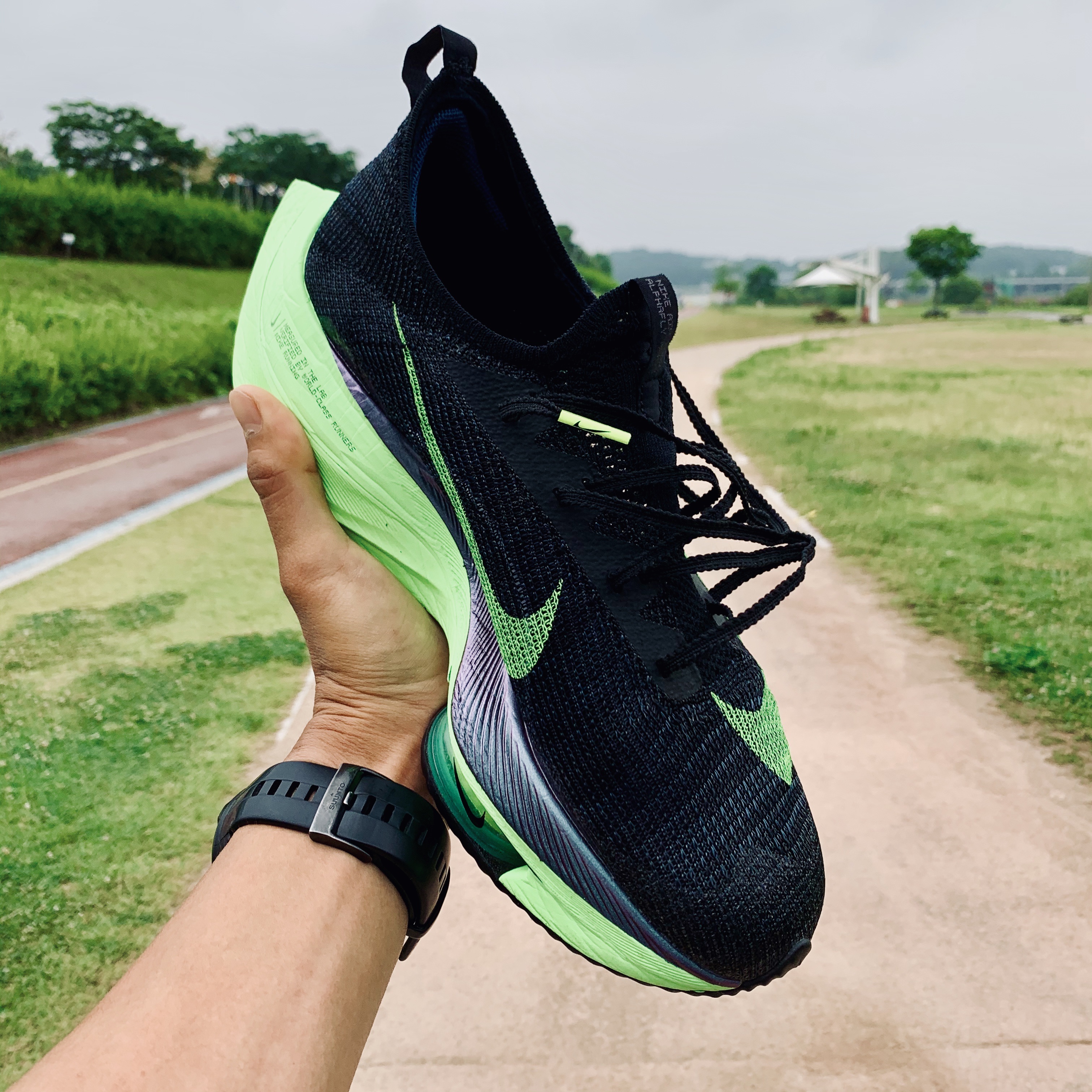 Nike Air Zoom Alphafly Next% Black Electric Green 착용 스타일 - 1