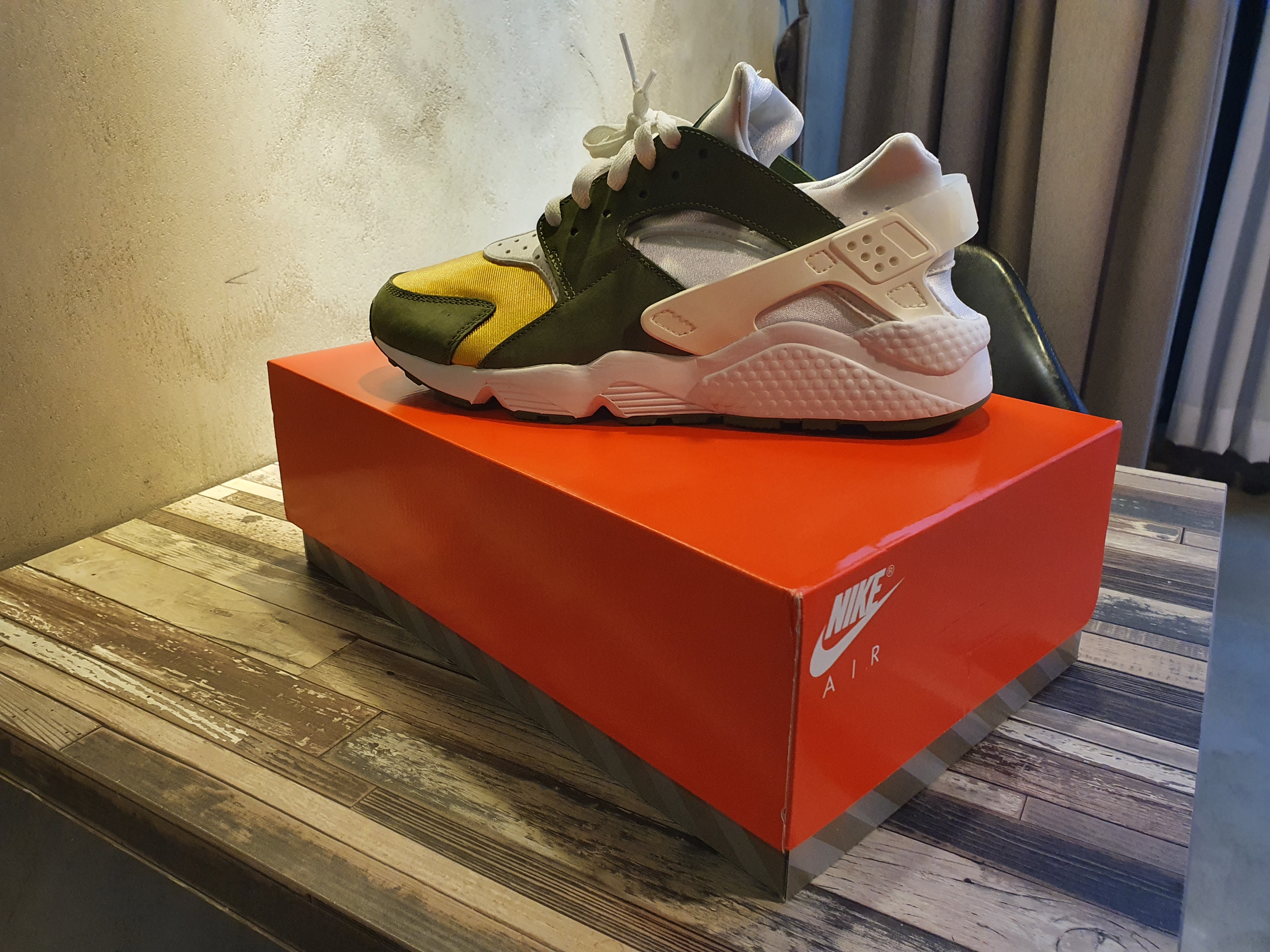 Nike x Stussy Air Huarache LE Dark Olive 착용 스타일 - 2