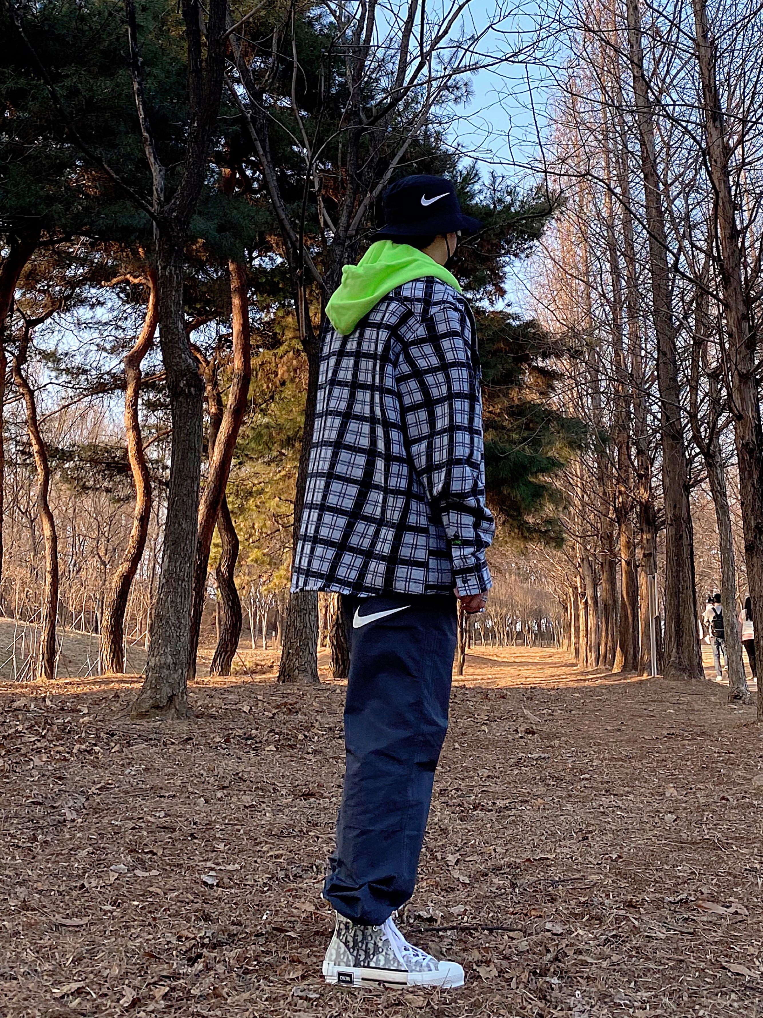 Dior B23 High Dior Oblique White & Black, Nike x Stussy Bucket Hat Black 착용 스타일 - 3