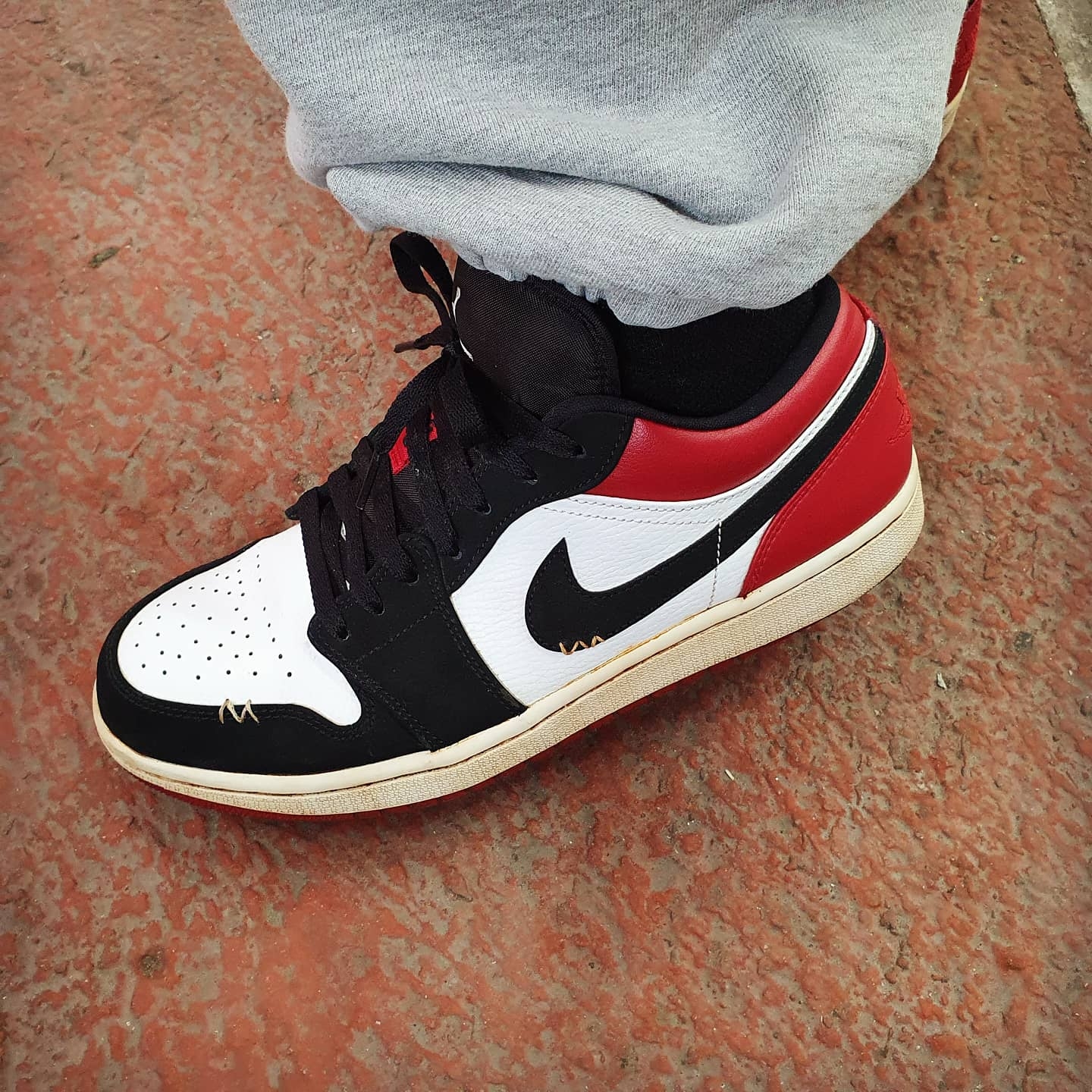 Jordan 1 Low Black Toe 착용 스타일 - 2