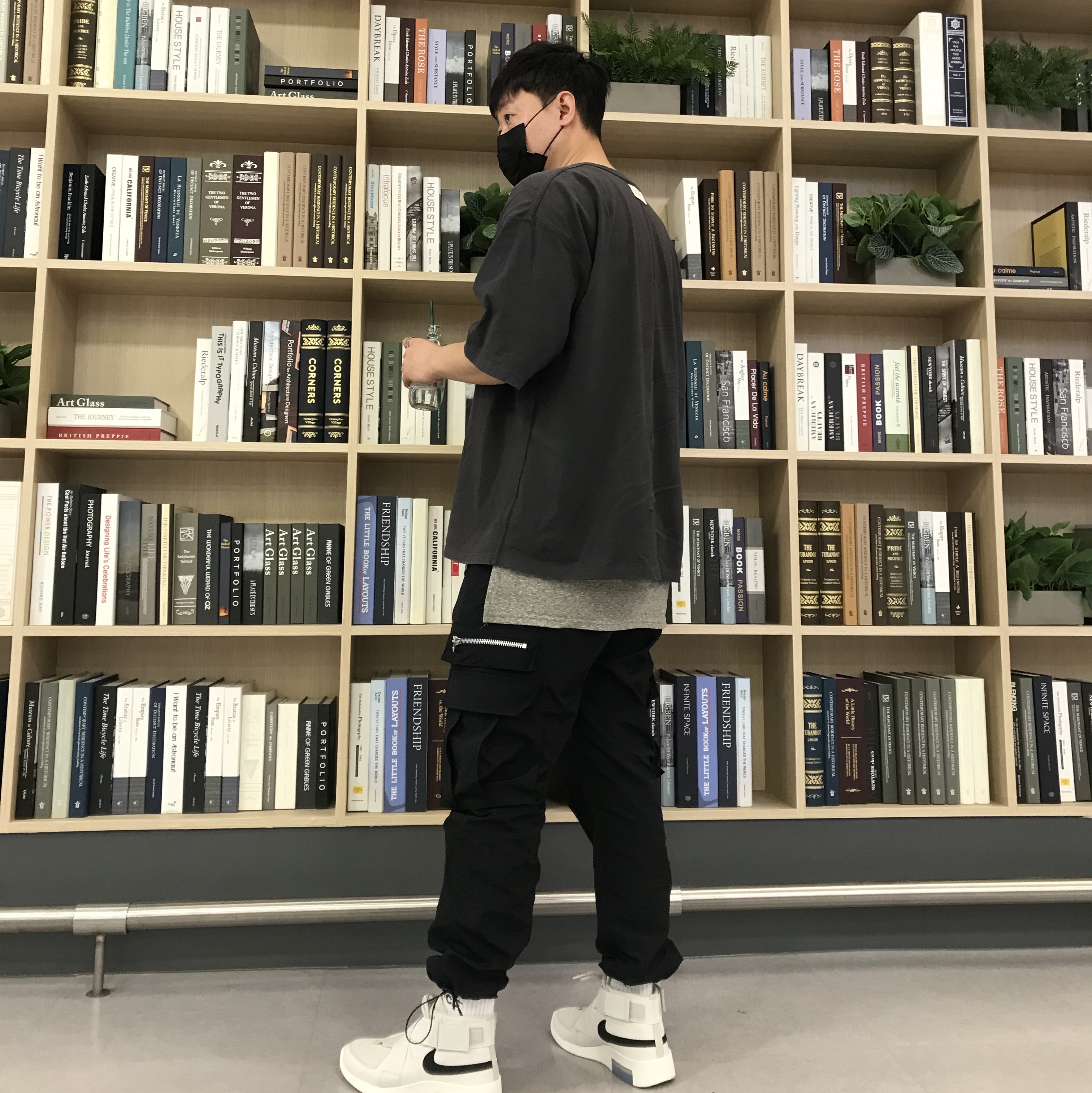 Nike x Fear of God Air Fear of God Raid Light Bone 착용 스타일