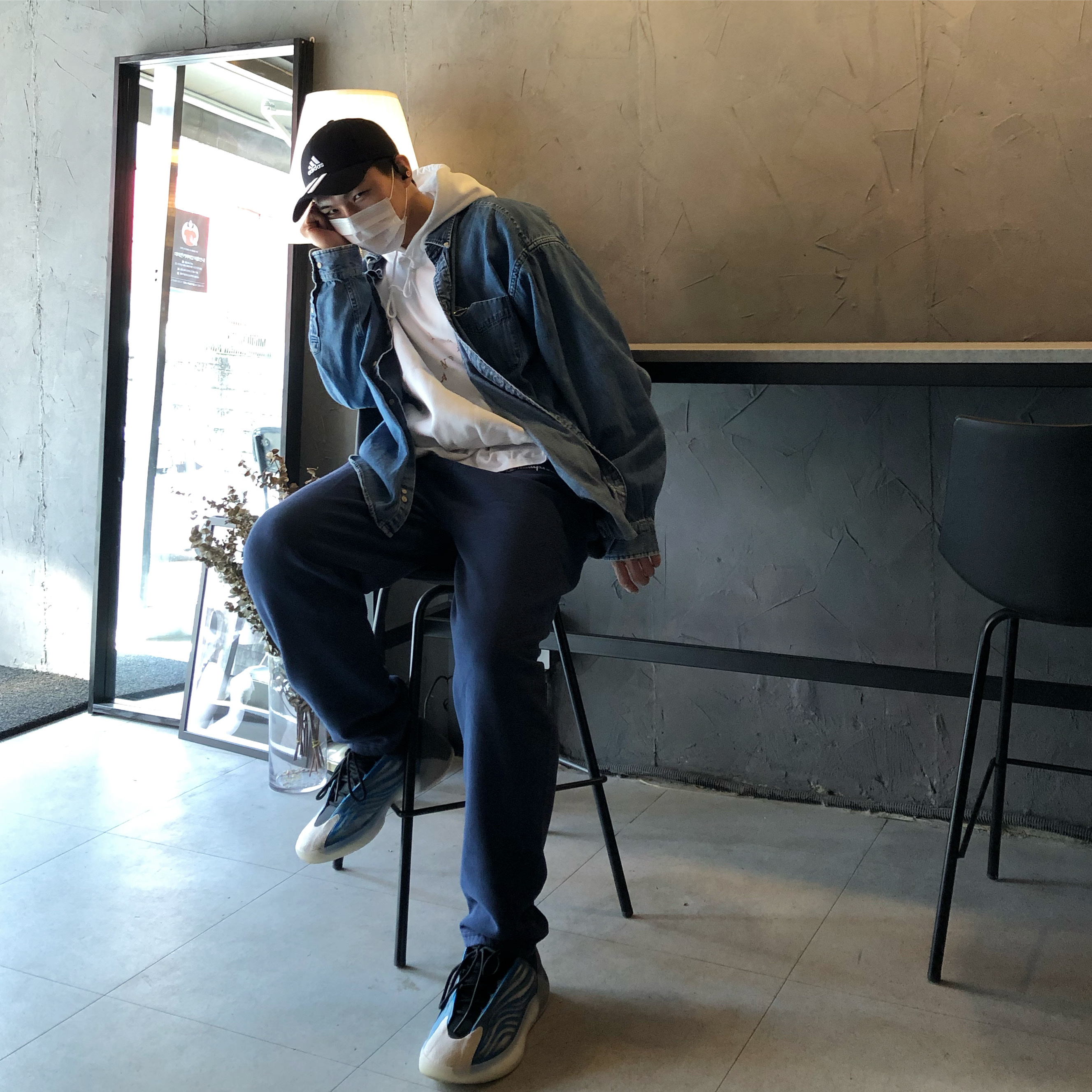 Adidas Yeezy QNTM Frozen Blue 착용 스타일