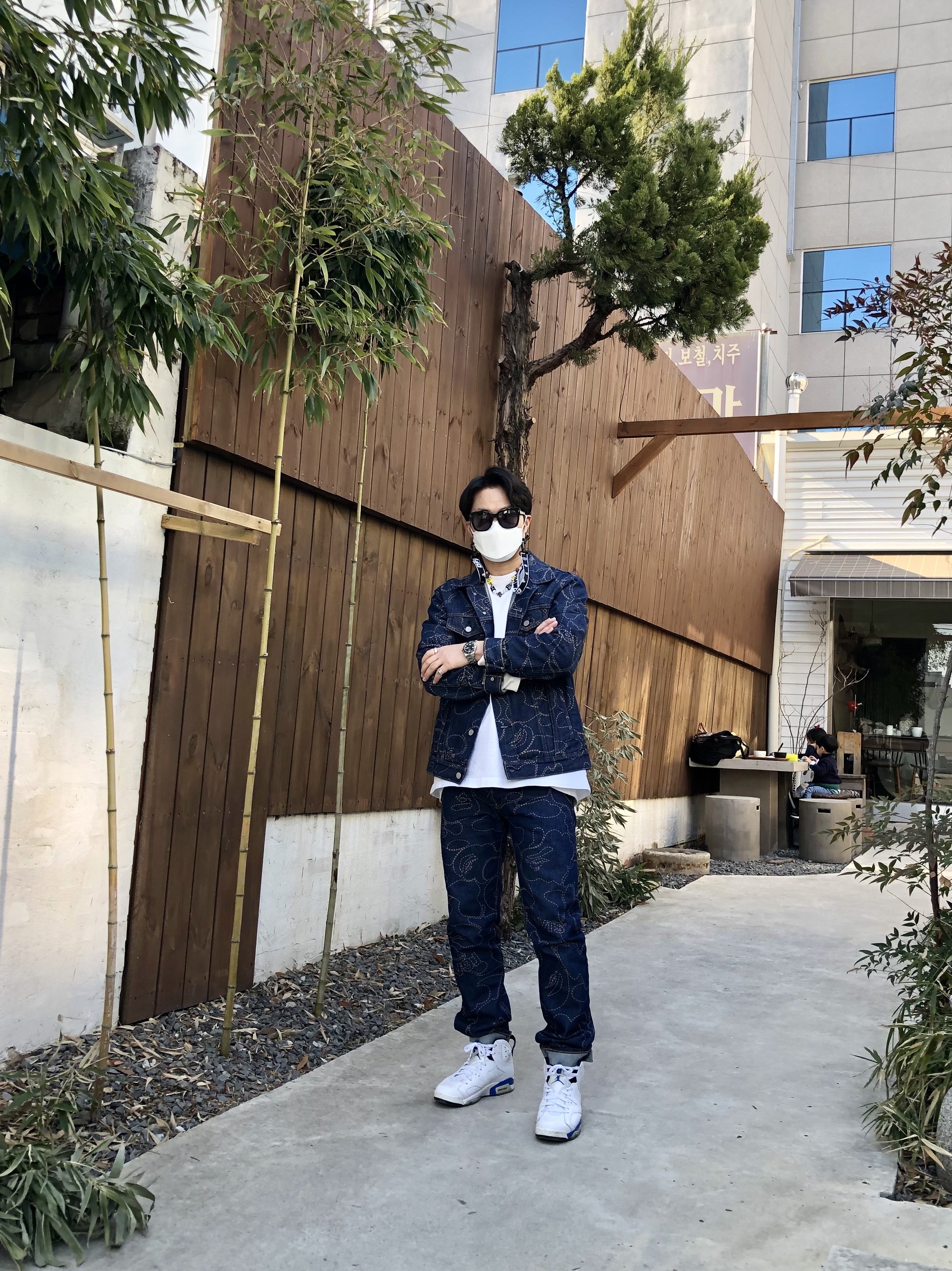 Jordan 6 Retro Sport Blue 2014, BAPE x Levi's Camo Trucker Jacket Indigo 착용 스타일 - 1