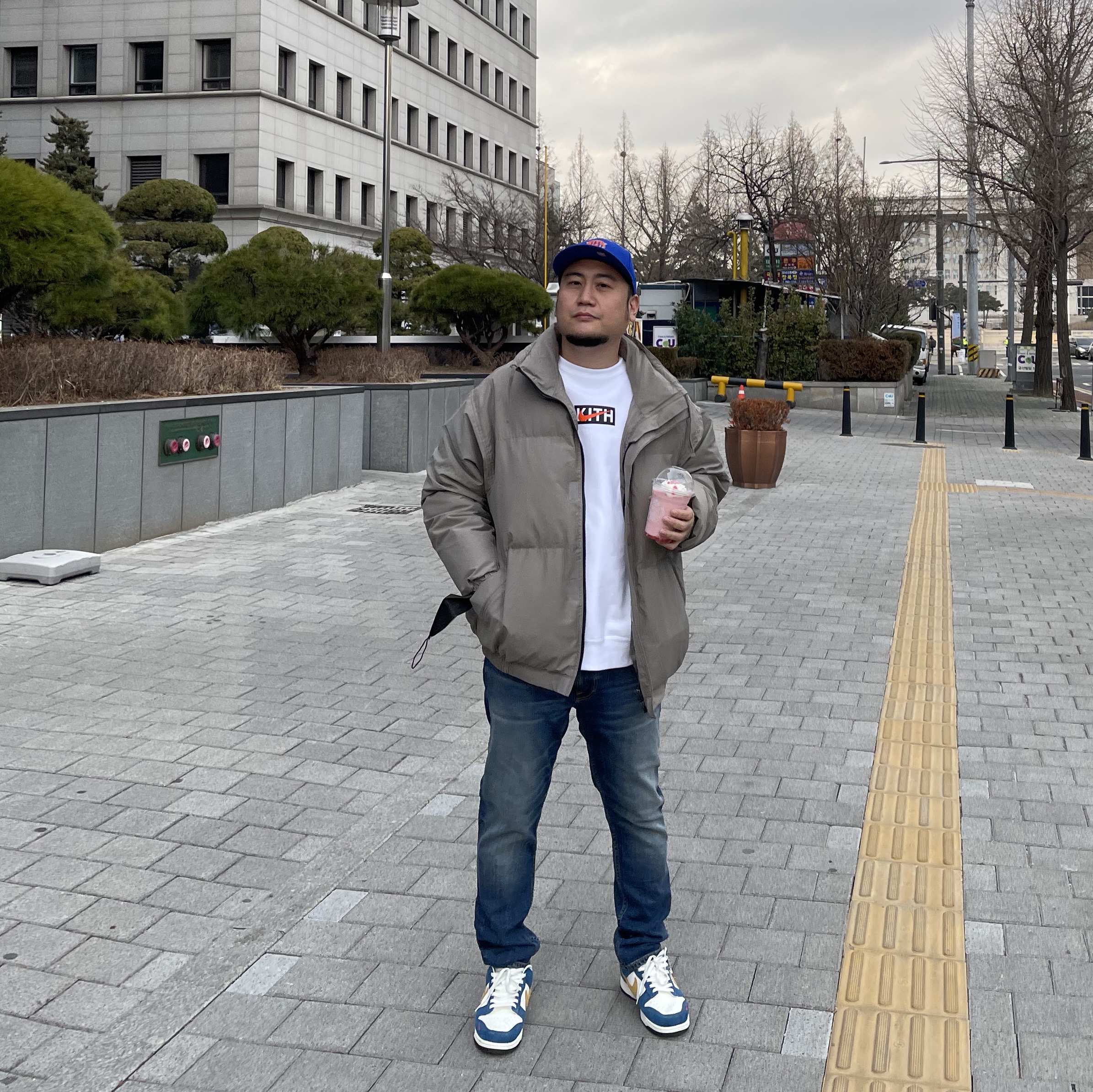 Nike x Kasina Dunk Low 80's Bus, Nike x Kith New York Knicks Fleece Crewneck White 착용 스타일