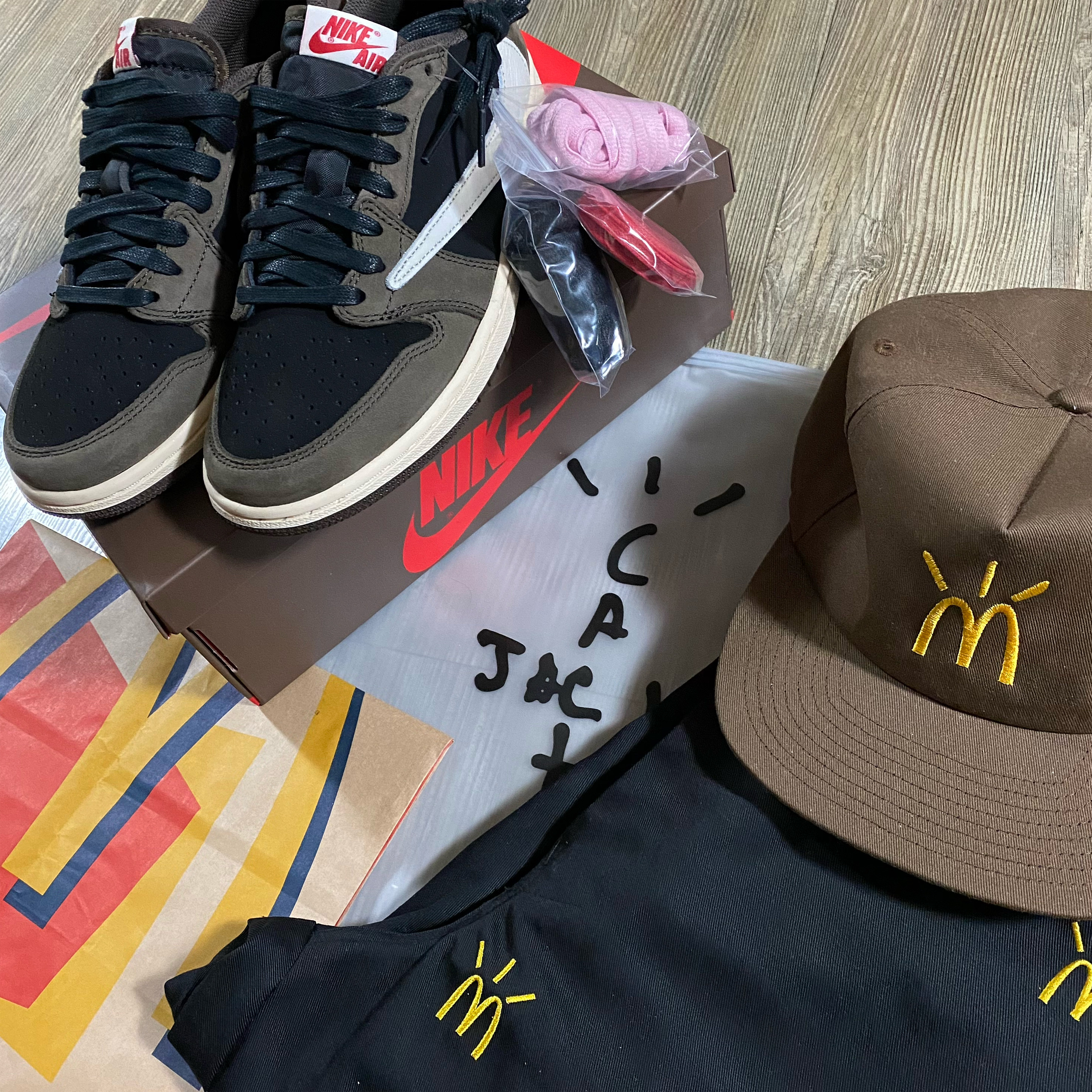 Jordan 1 x Travis Scott Retro Low OG SP Mocha 착용 스타일