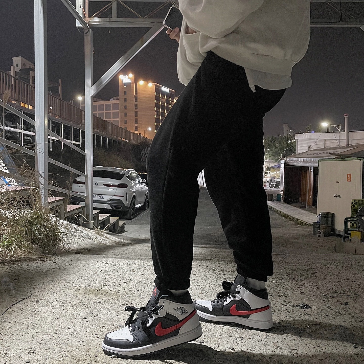Jordan 1 Mid Black Chile Red 착용 스타일