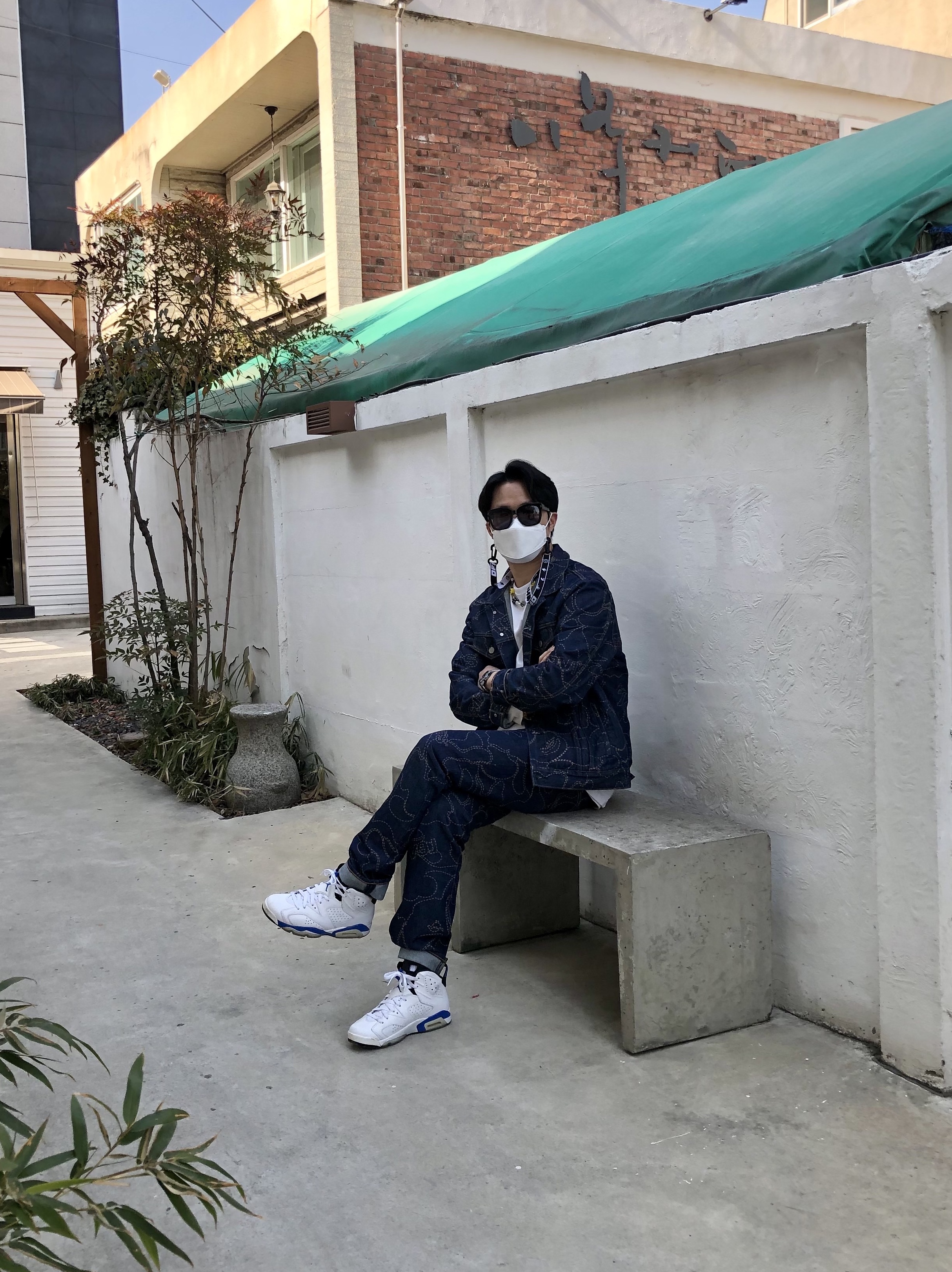 Jordan 6 Retro Sport Blue 2014, BAPE x Levi's Camo Trucker Jacket Indigo 착용 스타일 - 2