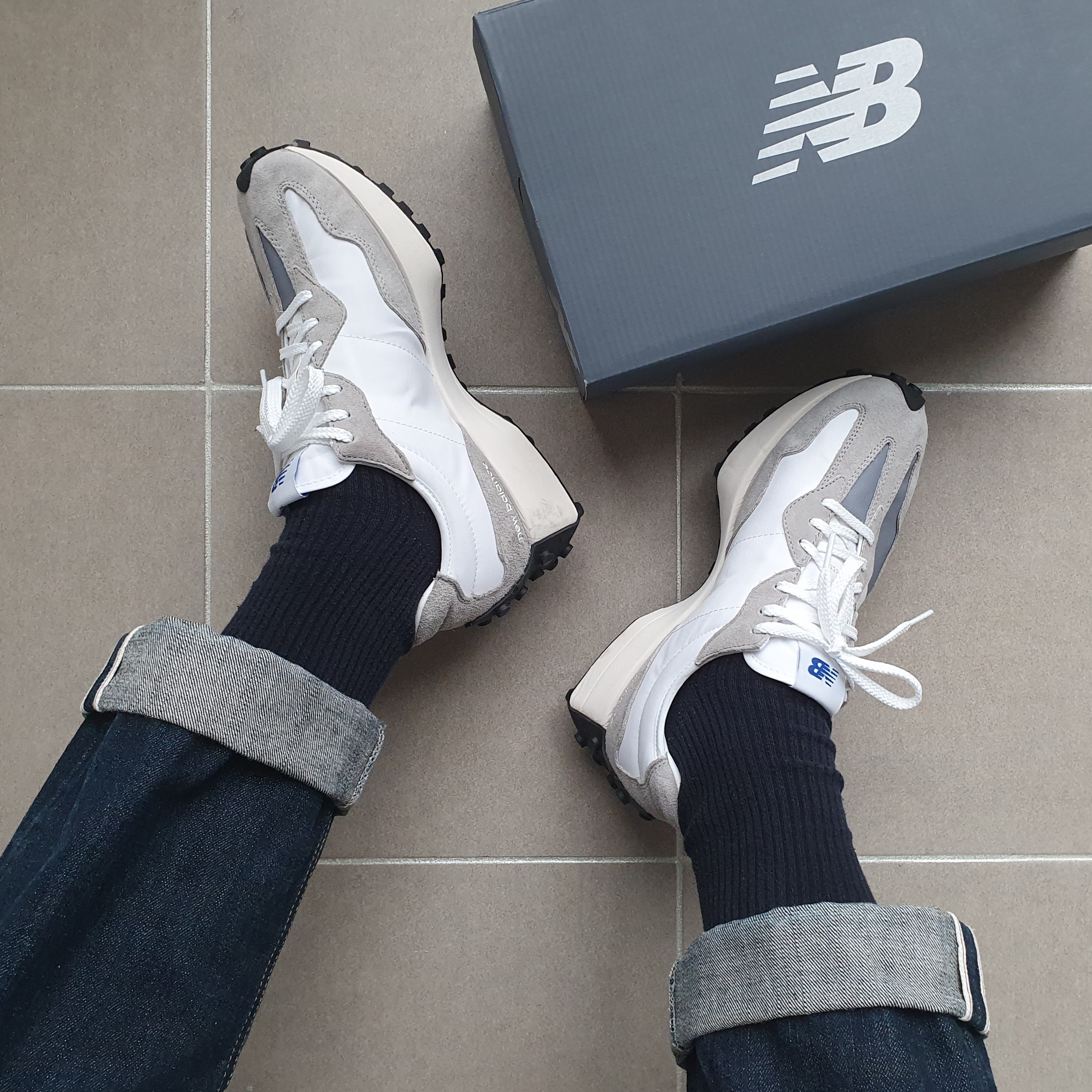 New Balance 327 Grey 착용 스타일
