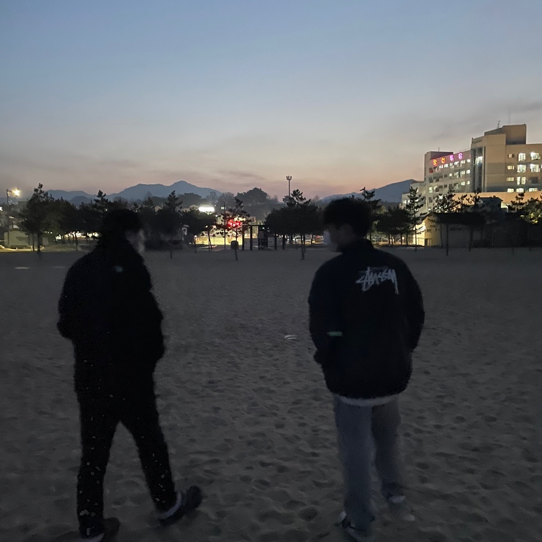 Nike x Stussy Windrunner Jacket Off Noir, Jordan 1 Mid Light Smoke Grey 착용 스타일 - 1