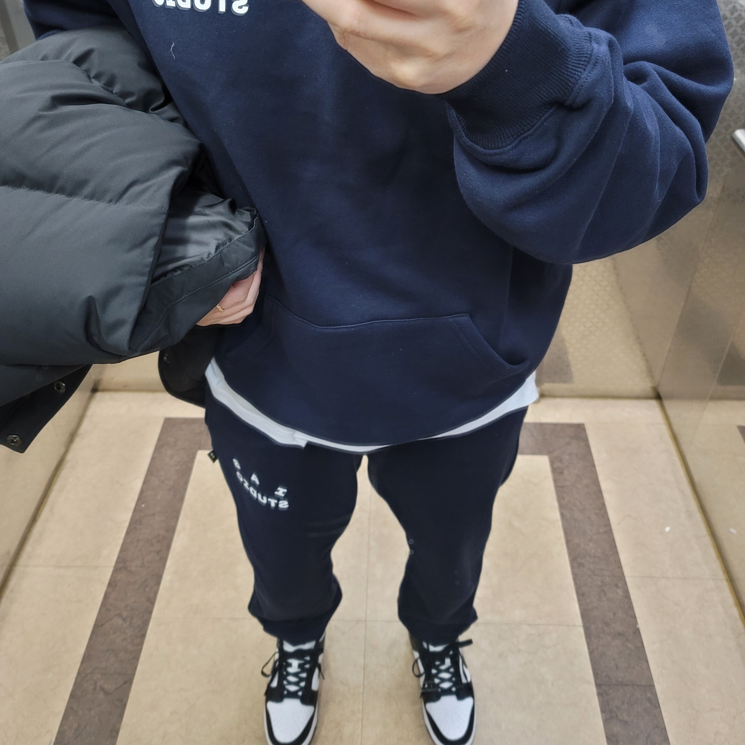 Nike x Kasina Dunk Low 80's Bus, IAB Studio Hoodie Navy - 21SS 착용 스타일 - 2