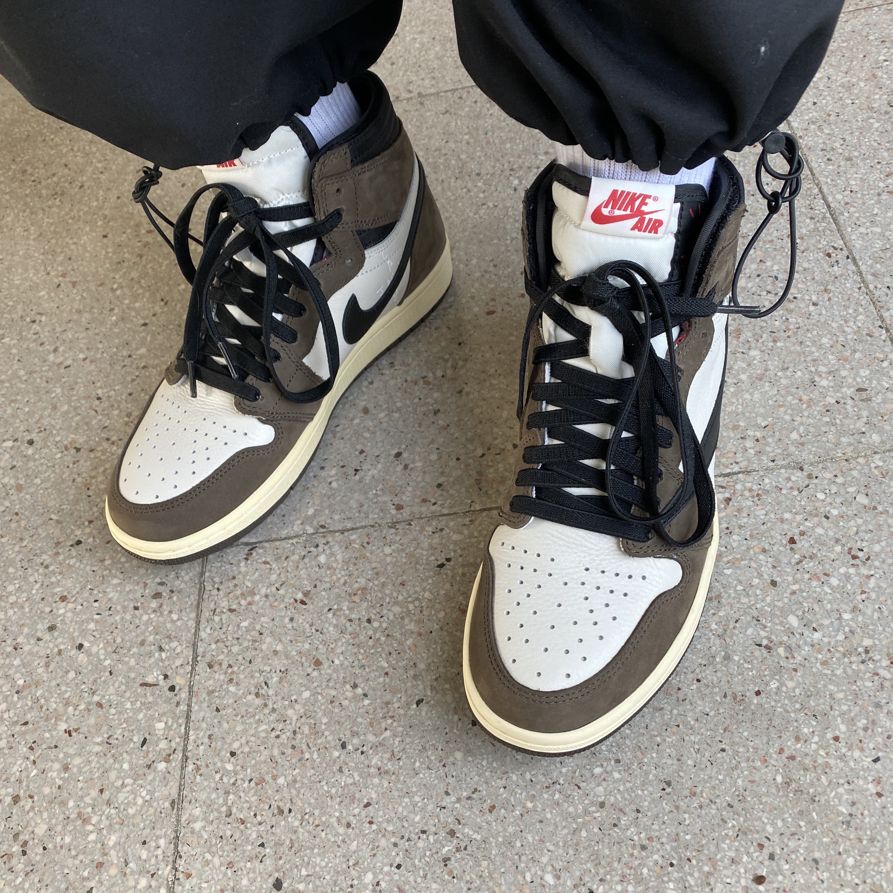 Jordan 1 x Travis Scott Retro High OG SP Mocha 착용 스타일 - 1
