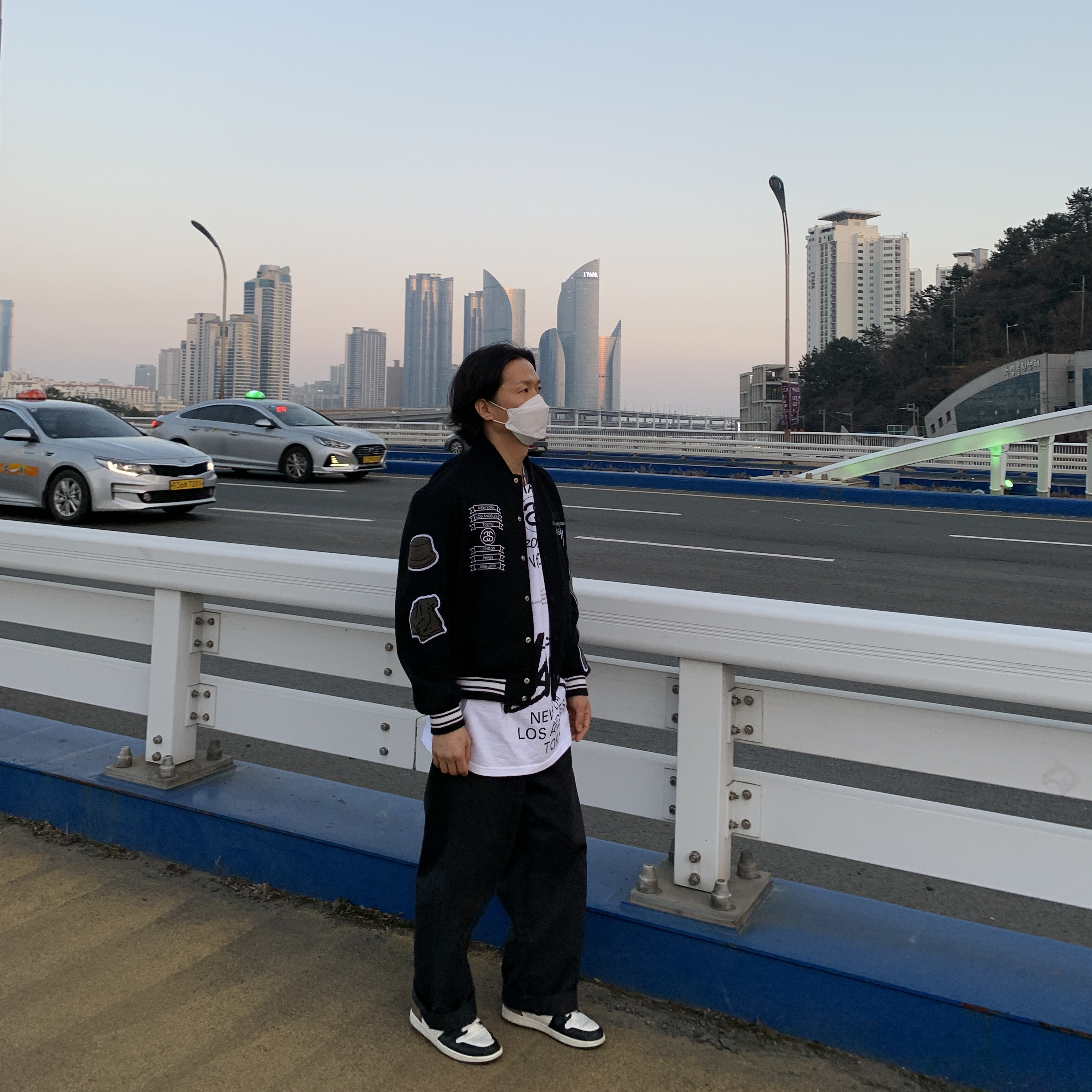Jordan 1 Retro High OG Black Mocha, Stussy x Takahiromiyashita The Soloist 40 WT T-Shirt 착용 스타일