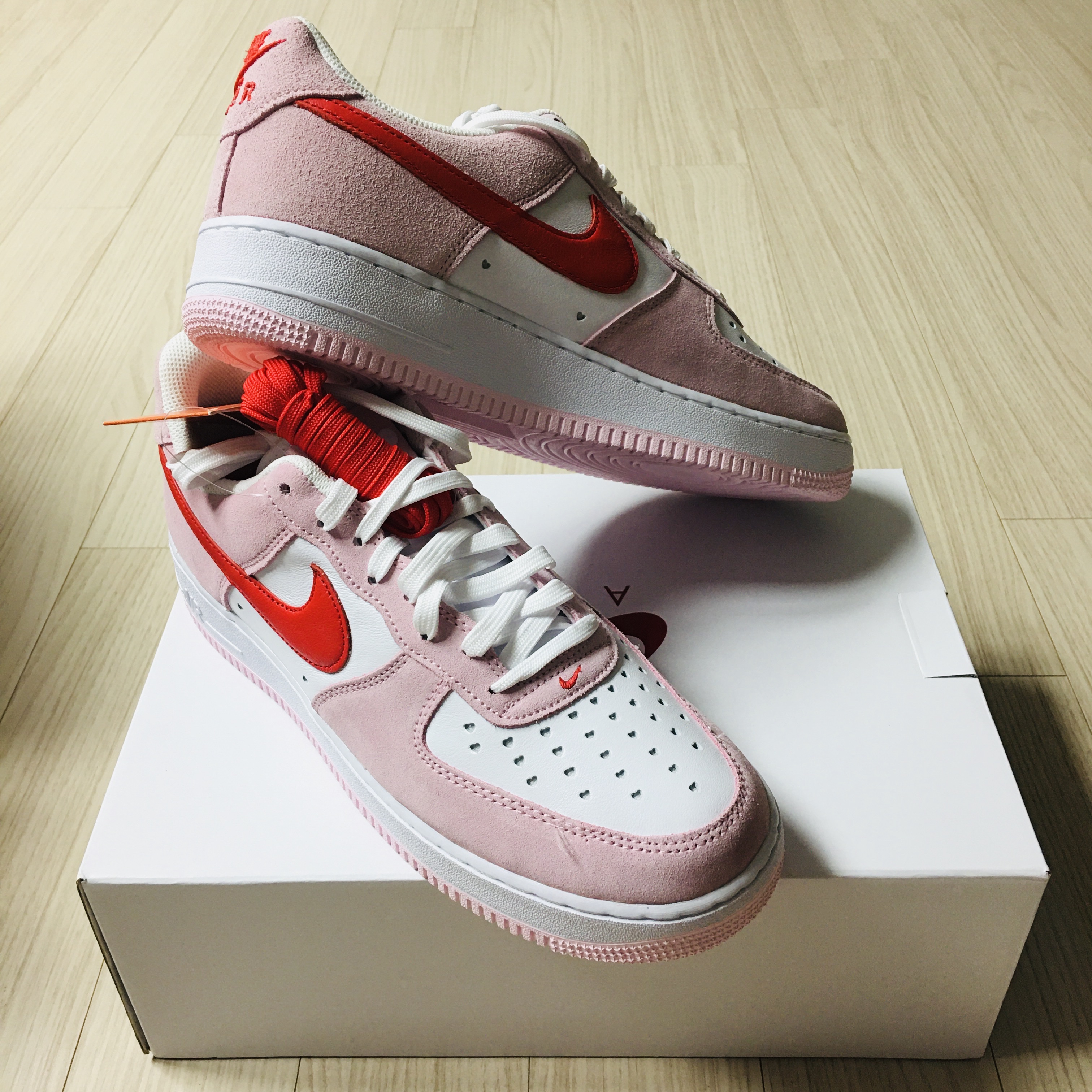 Nike Air Force 1 '07 QS Valentine's Day 착용 스타일 - 1