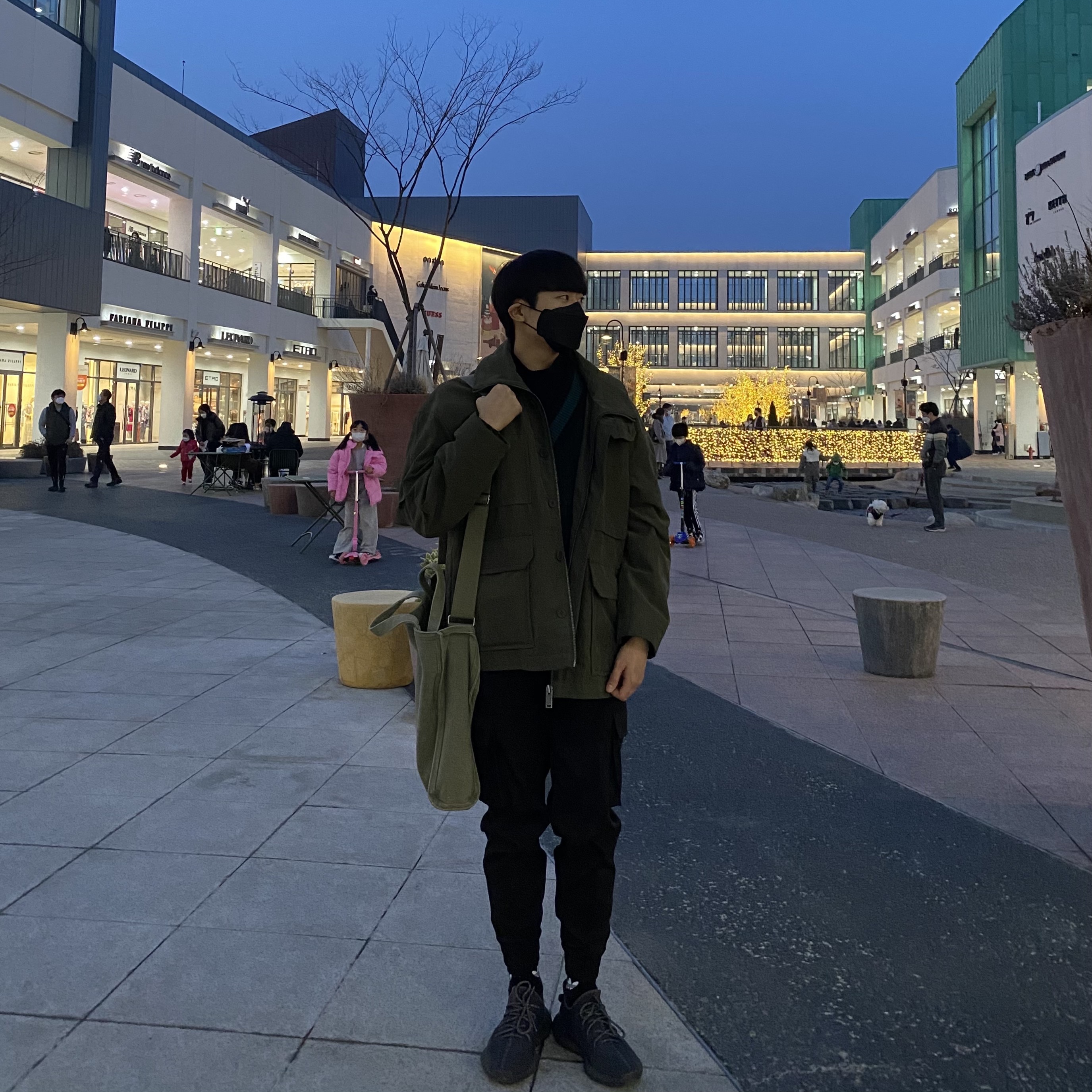 Adidas Yeezy Boost 350 V2 Black - Non-Reflective 착용 스타일