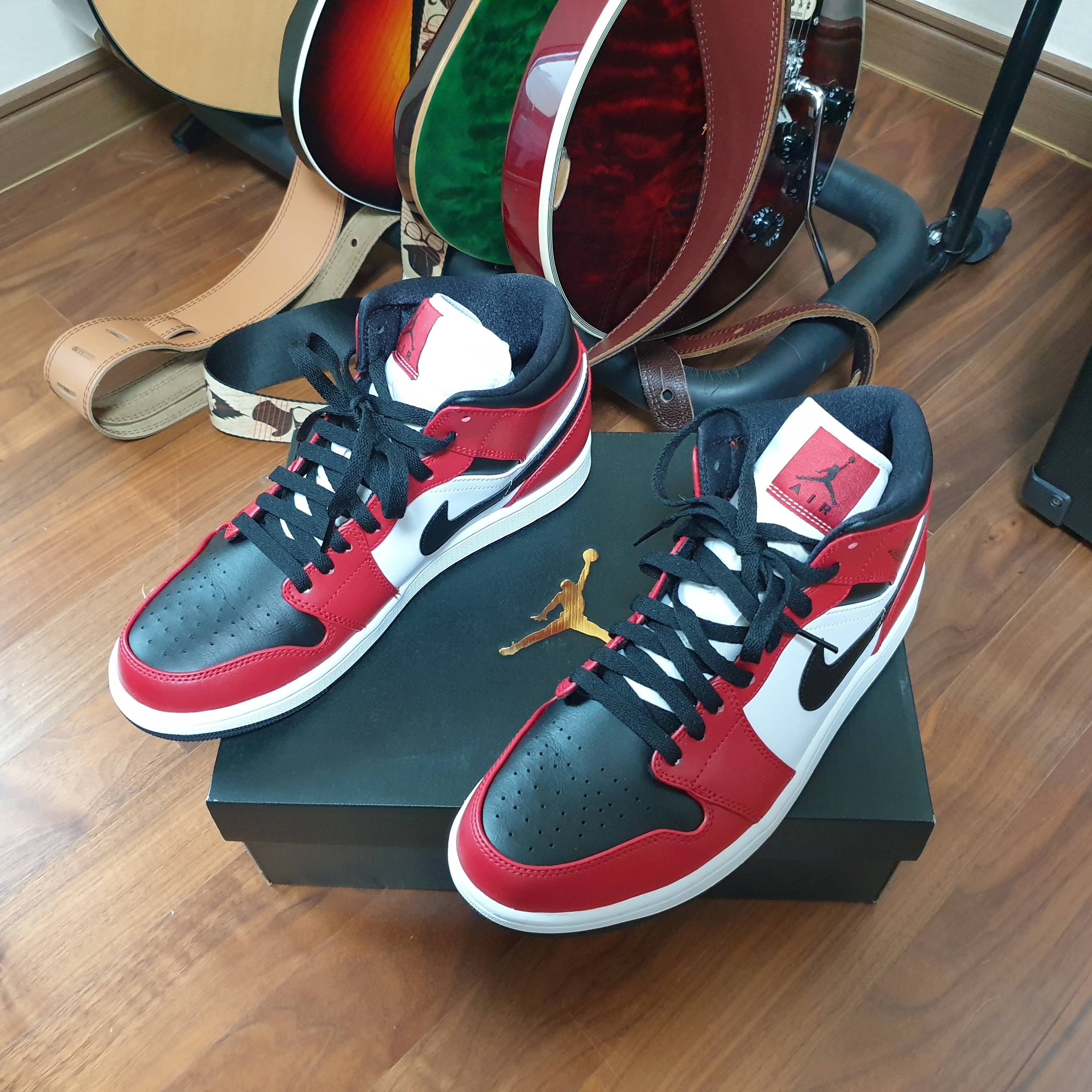 Jordan 1 Mid Chicago Black Toe 착용 스타일 - 1