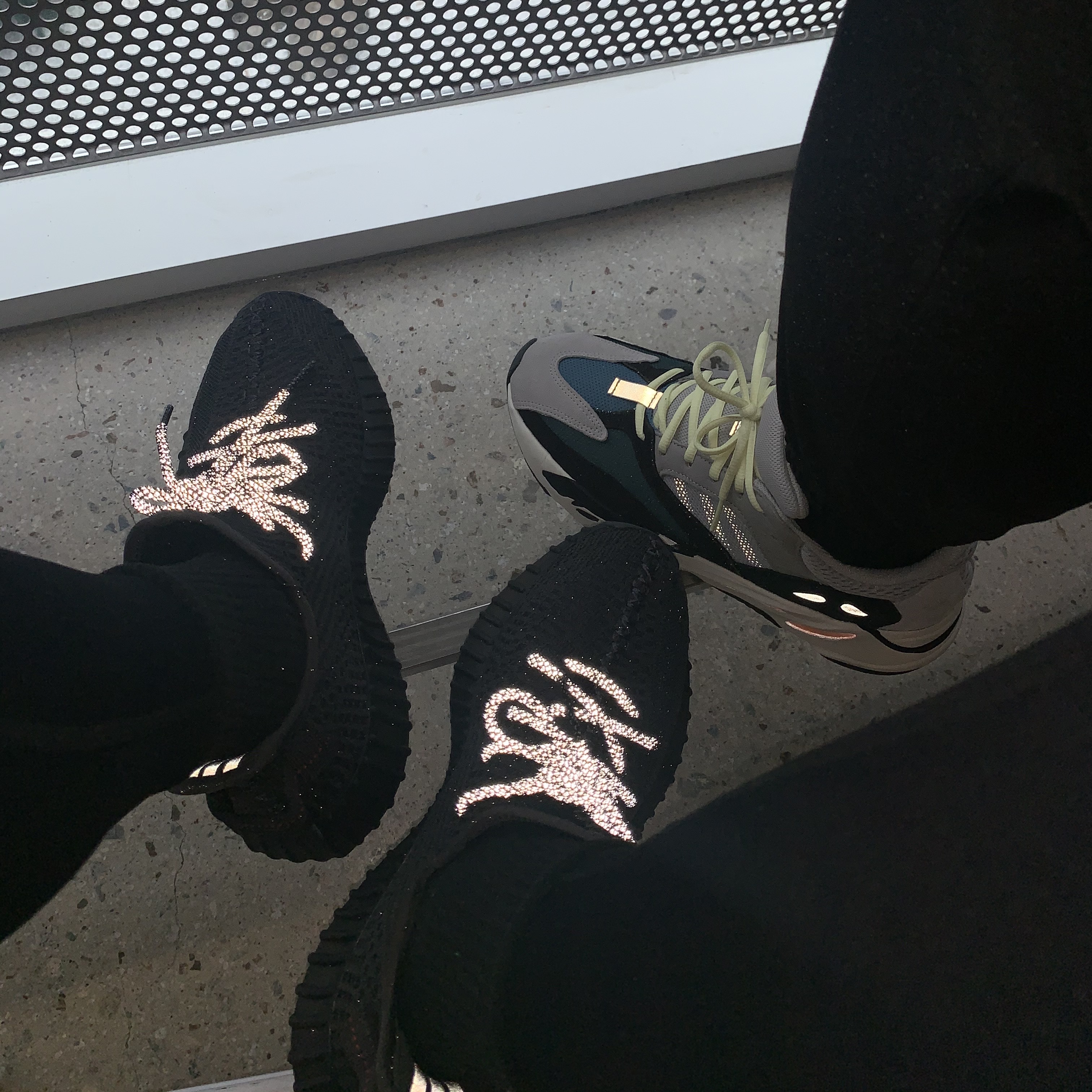 Adidas Yeezy Boost 350 V2 Black - Non-Reflective, Adidas Yeezy Boost 700 Wave Runner Solid Grey 2017/2019 착용 스타일