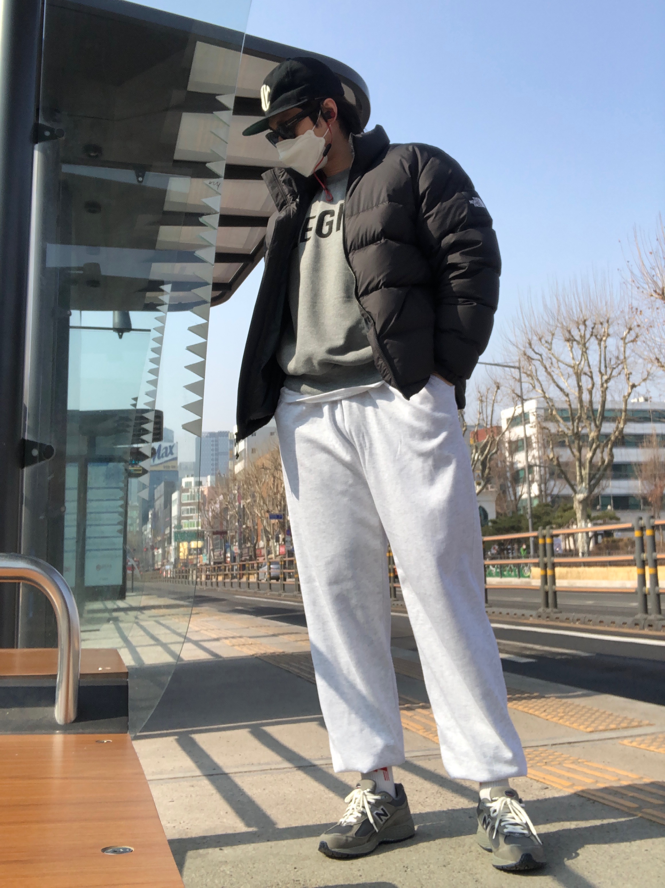 New Balance 2002R Gray 착용 스타일