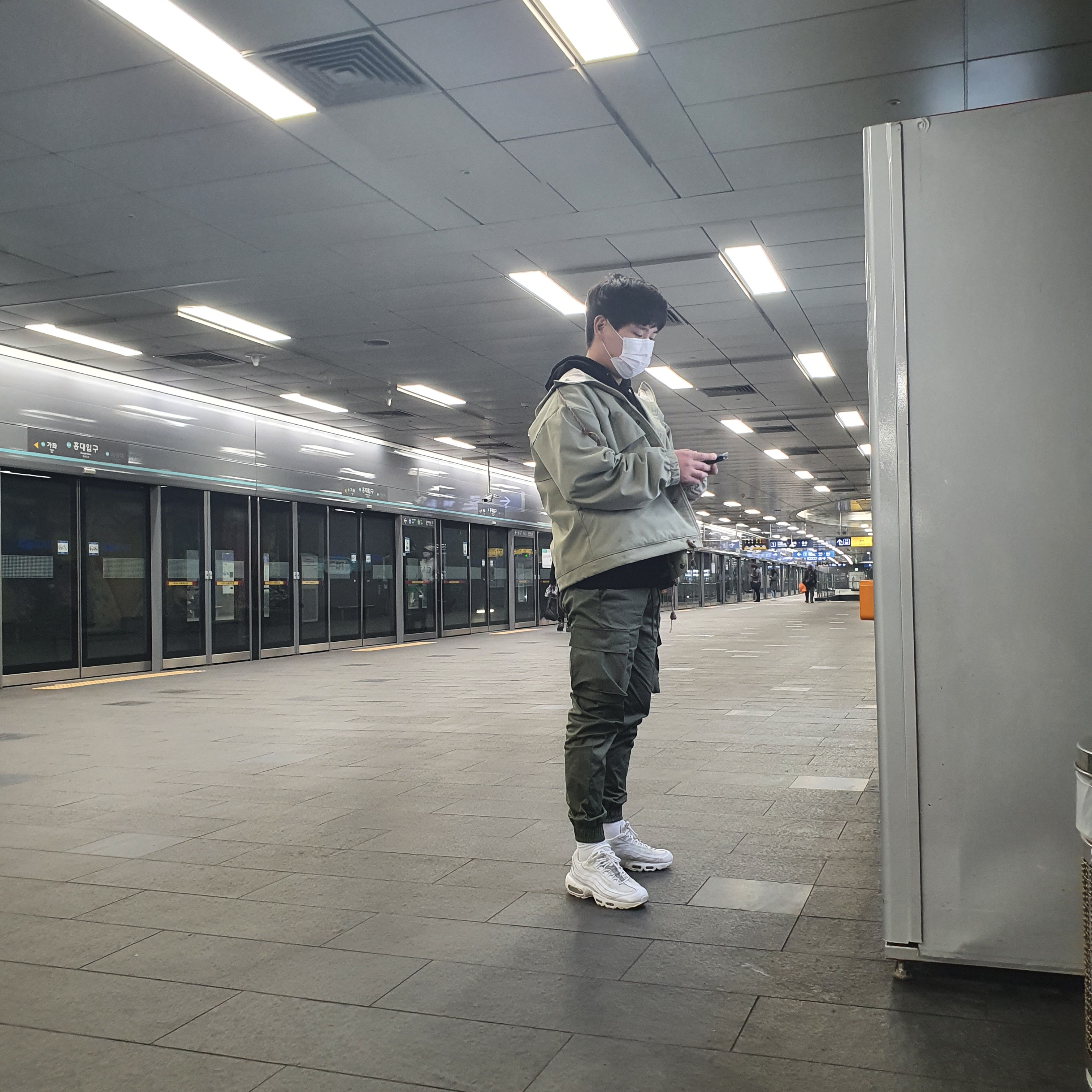 Nike Air Max 95 Essential Triple White 착용 스타일 - 2