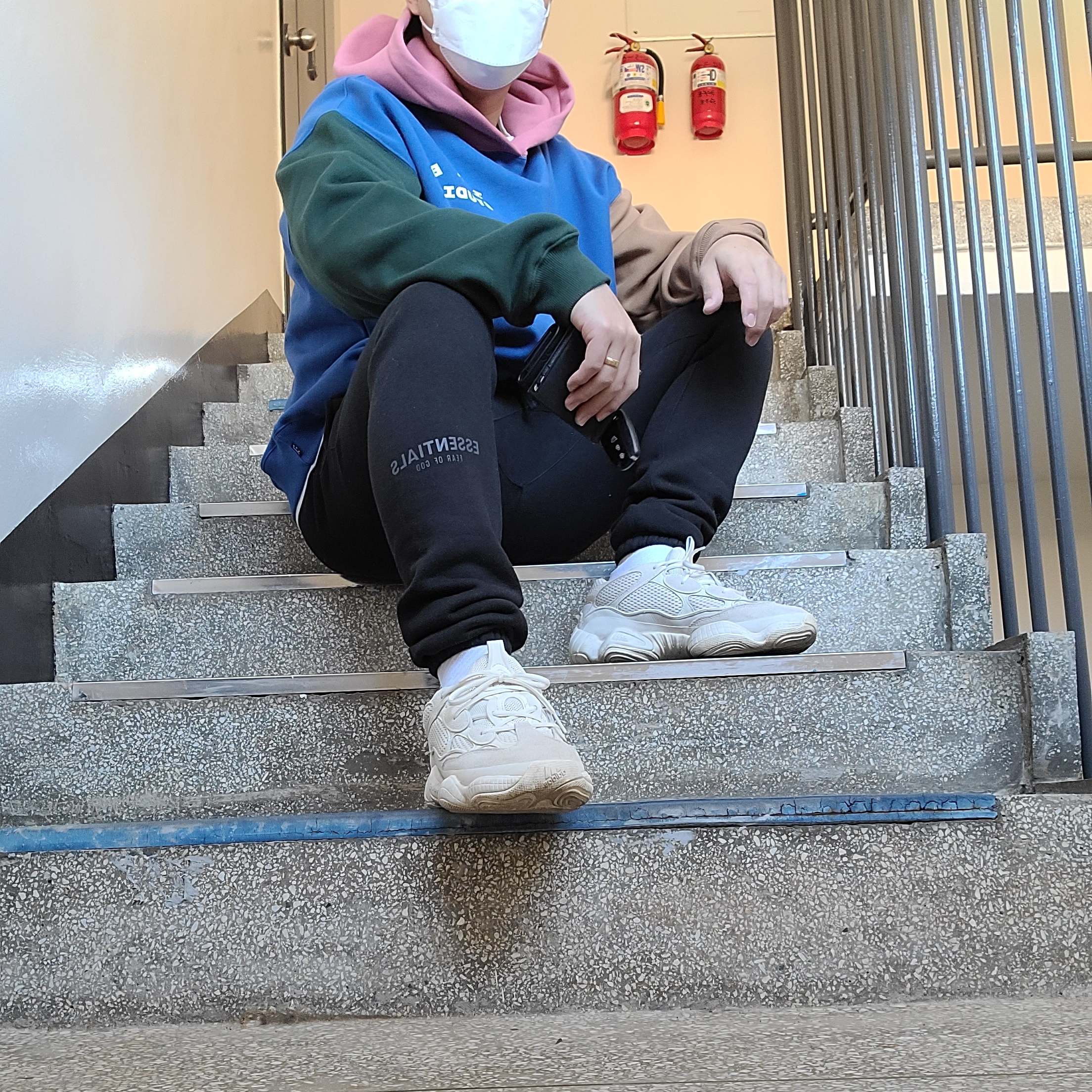 IAB Studio x JTBC Hoodie, Essentials Sweatpants Dark Slate/Black 2020 착용 스타일