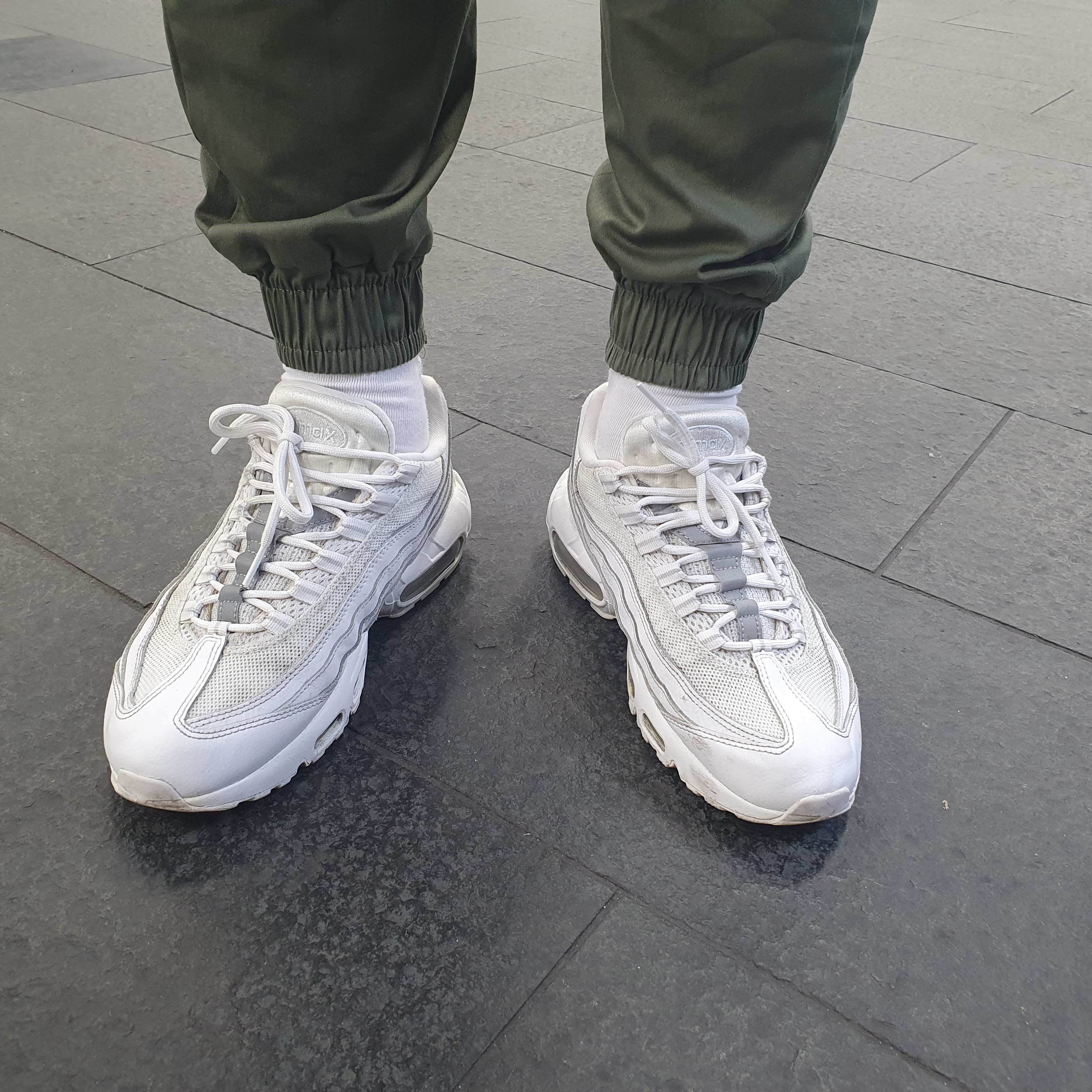Nike Air Max 95 Essential Triple White 착용 스타일 - 3