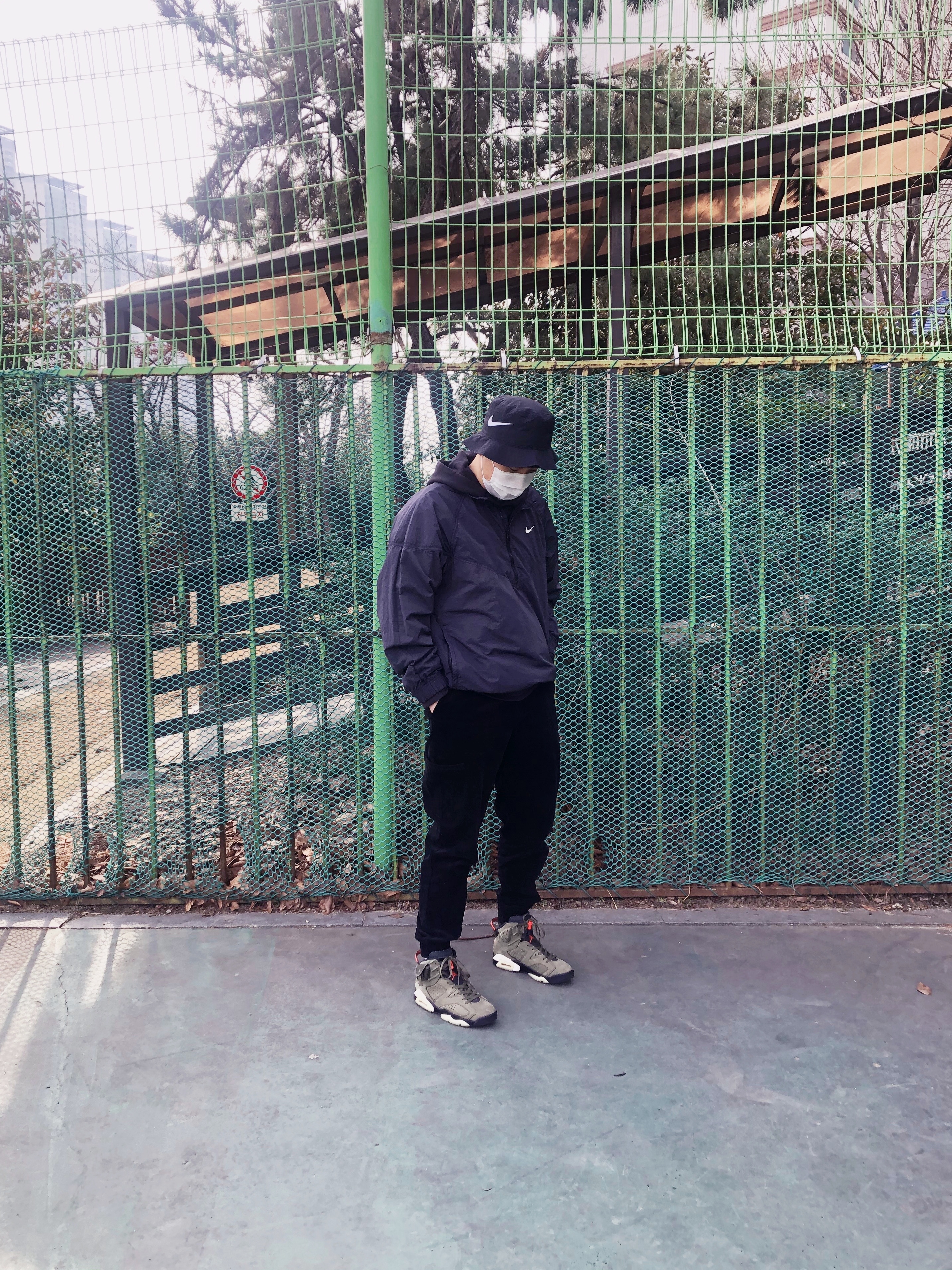 Nike x Stussy Bucket Hat Black, Nike x Stussy Windrunner Jacket Off Noir 착용 스타일 - 2