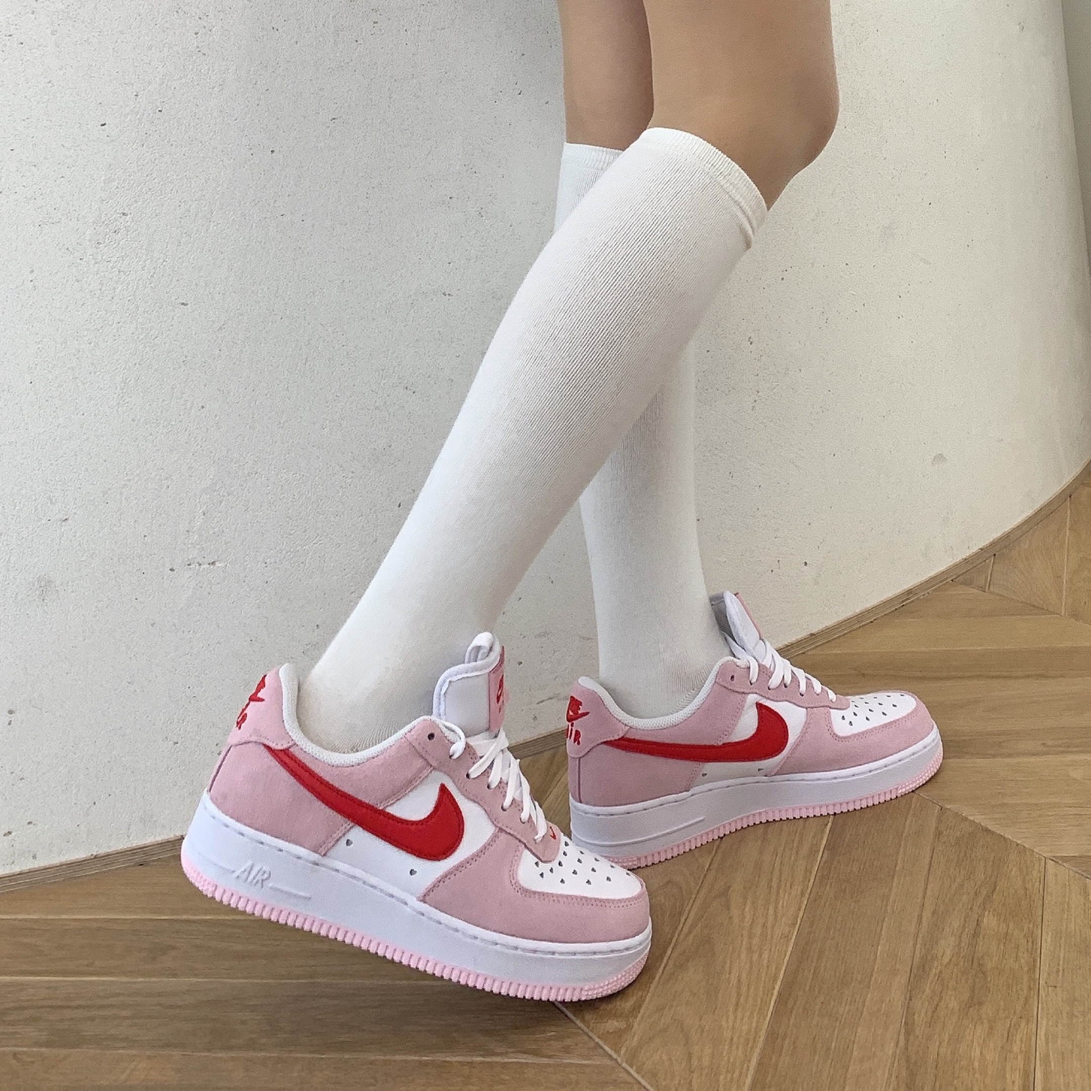 (W) Nike Classic Cortez Nylon Premium Rose Pink, Nike Air Force 1 '07 QS Valentine's Day 착용 스타일 - 4