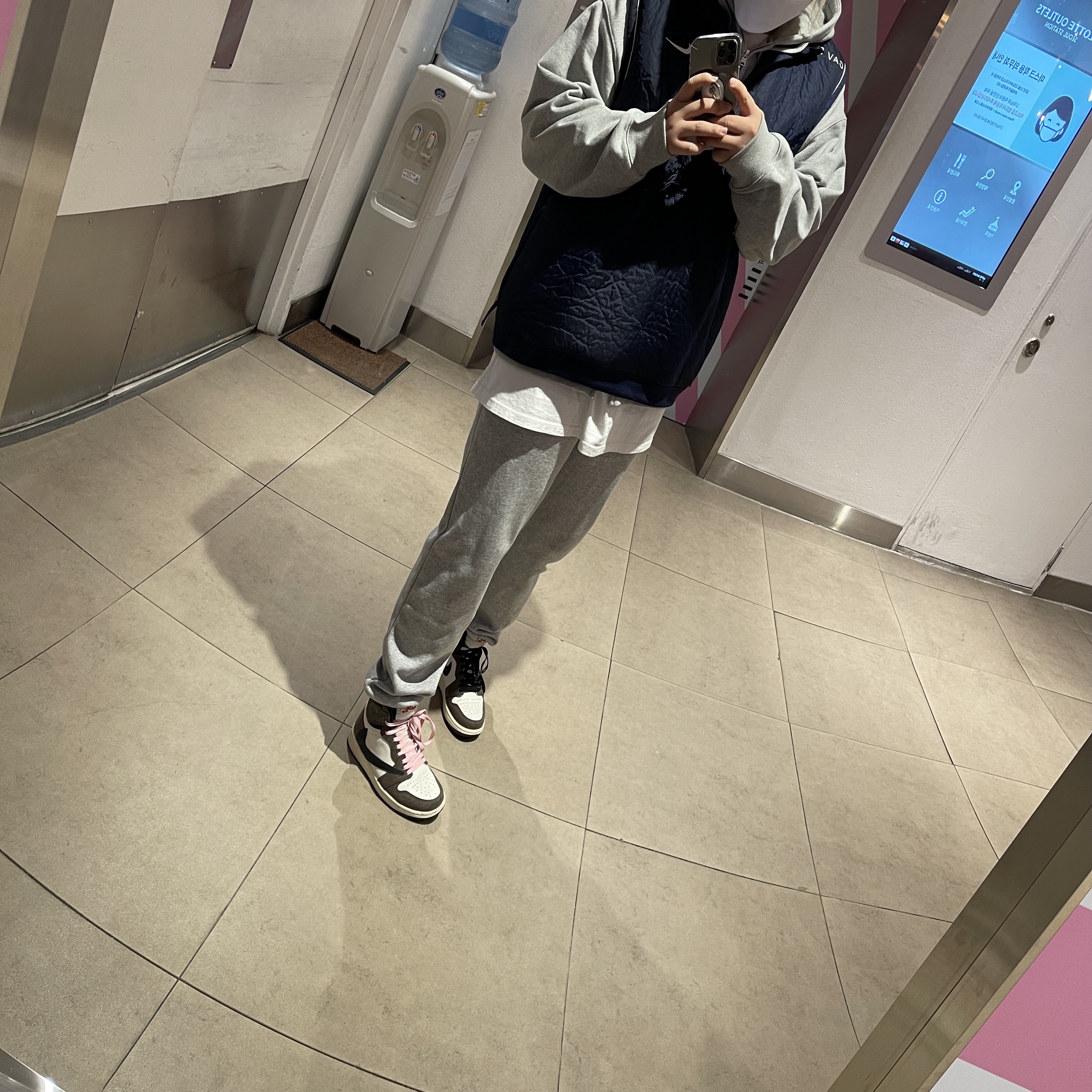 Jordan 1 x Travis Scott Retro High OG SP Mocha, Nike x Cav Empt Vest Navy 착용 스타일