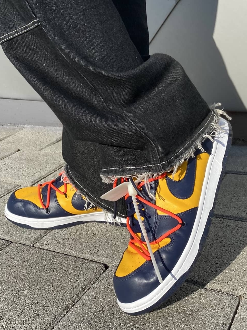 Nike x Off-White Dunk Low University Gold Midnight Navy 착용 스타일 - 3