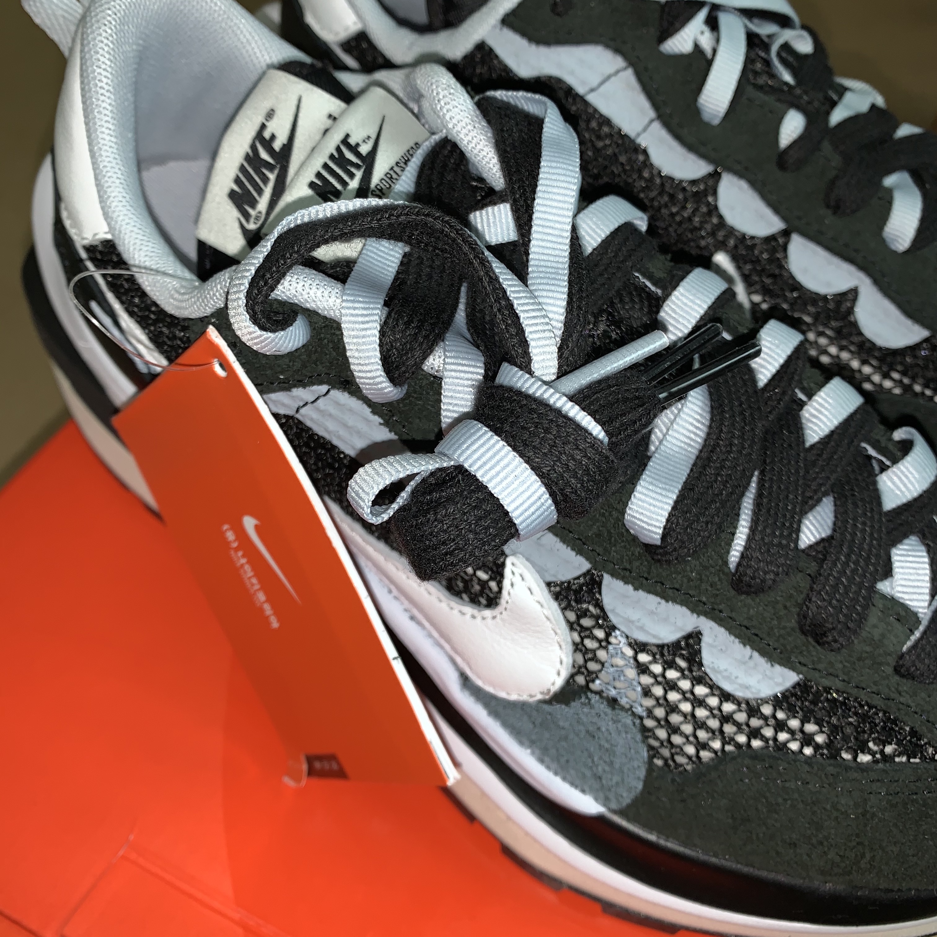 Converse x JW Anderson Run Star Hike Hi Black, Maison Mihara Yasuhiro Peterson OG Sole Canvas Low Sneakers Black 착용 스타일 - 4