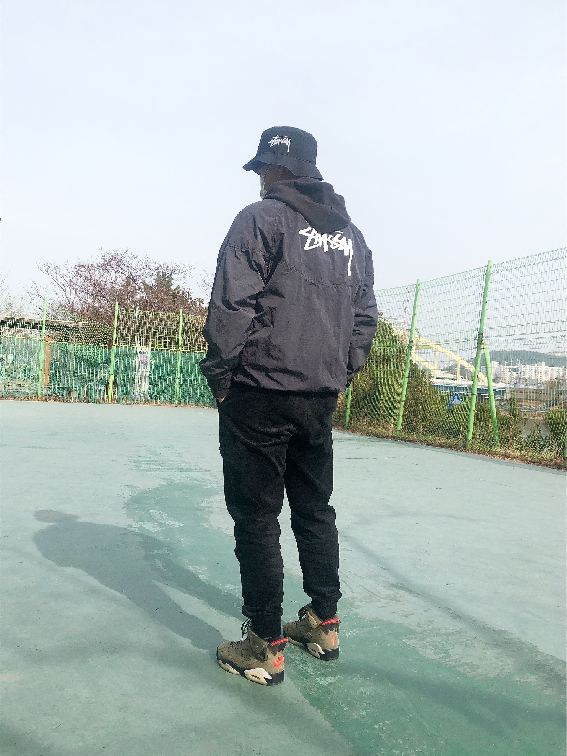 Nike x Stussy Bucket Hat Black, Nike x Stussy Windrunner Jacket Off Noir 착용 스타일 - 1