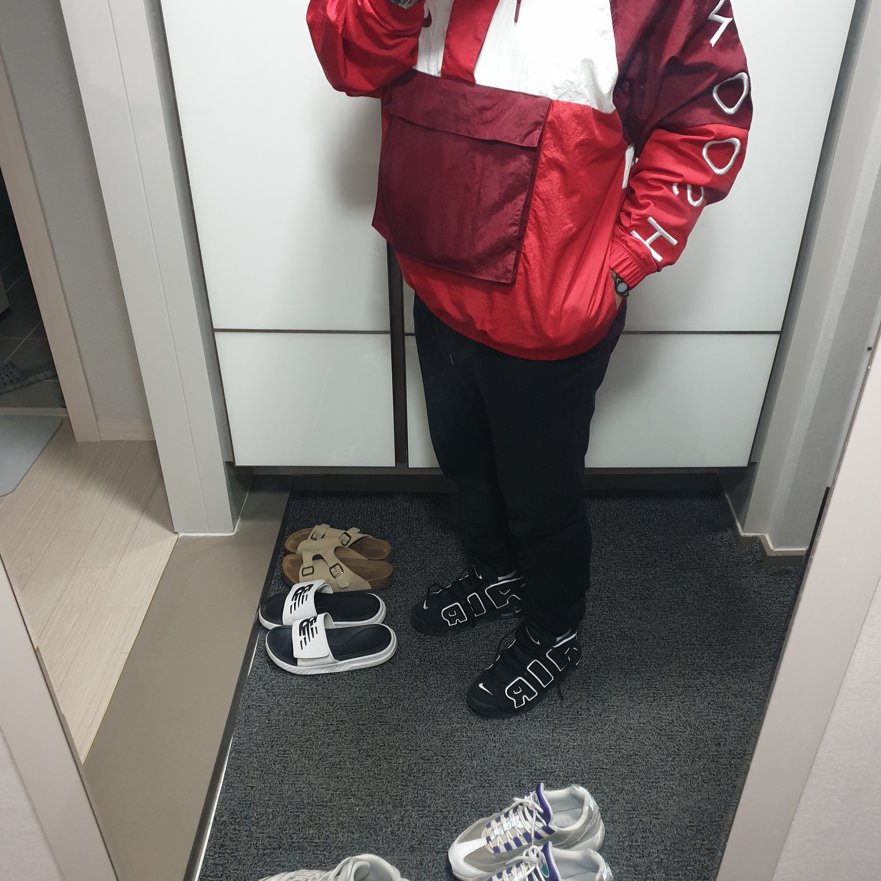 Nike Air More Uptempo Black White 2020, Nike Air Max 95 OG Grape 착용 스타일 - 3