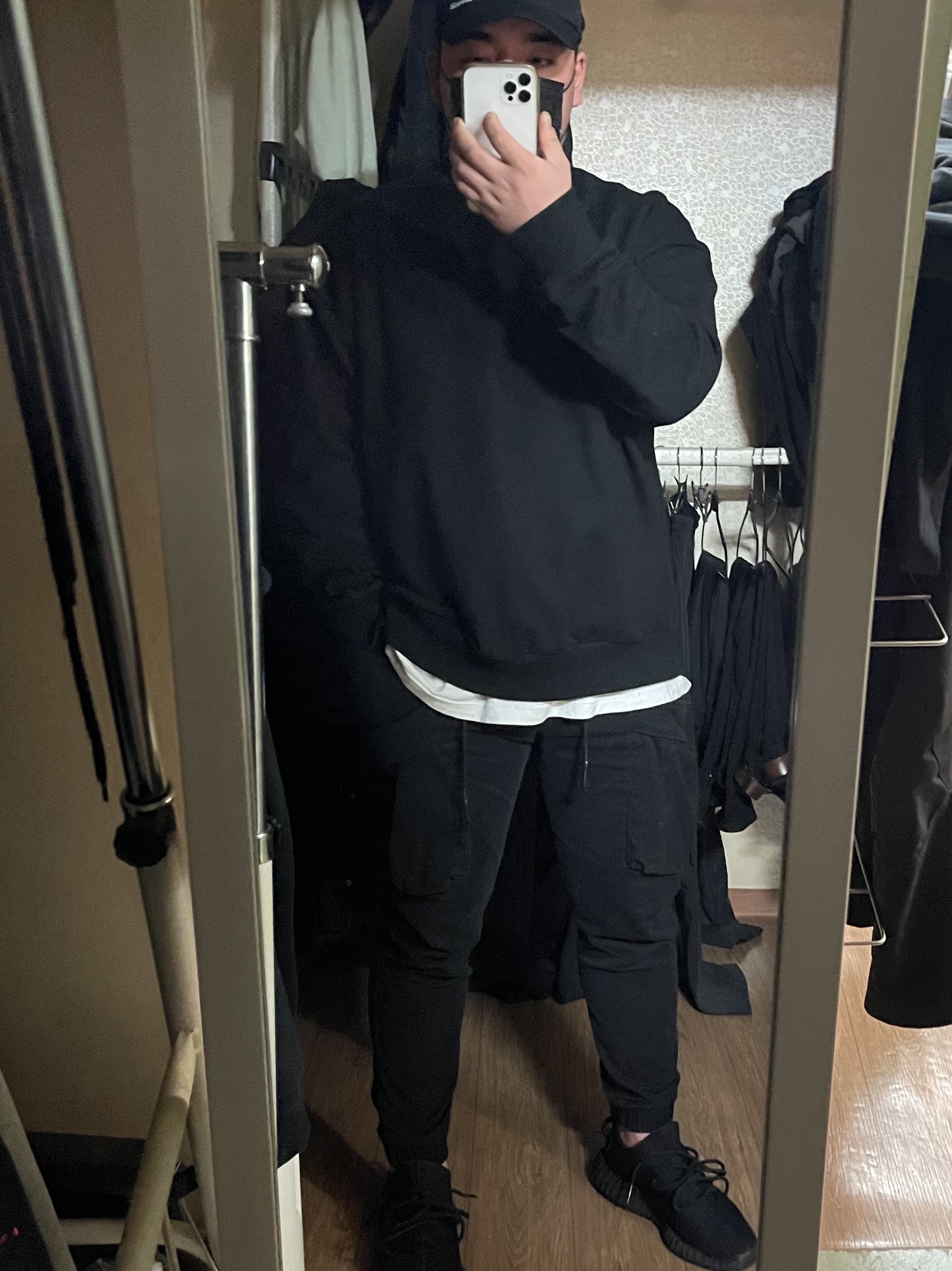 Adidas Yeezy Boost 350 V2 Black Red 2020 착용 스타일